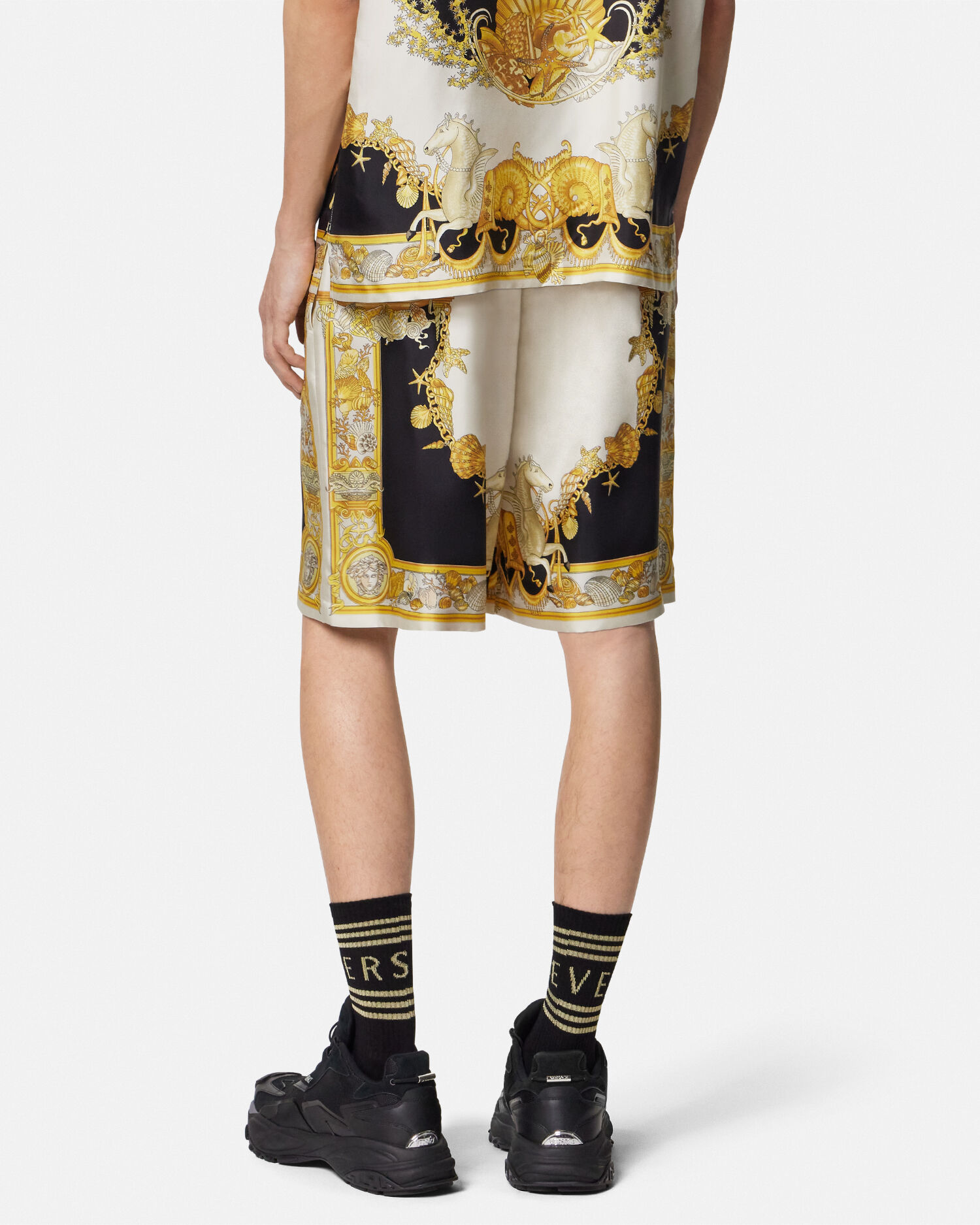 【VERSACE】 ヴェルサーチェ Coral Theatre シルク ハーフパンツ シルク ショートパンツ コーラル シアター | VERSACE JP