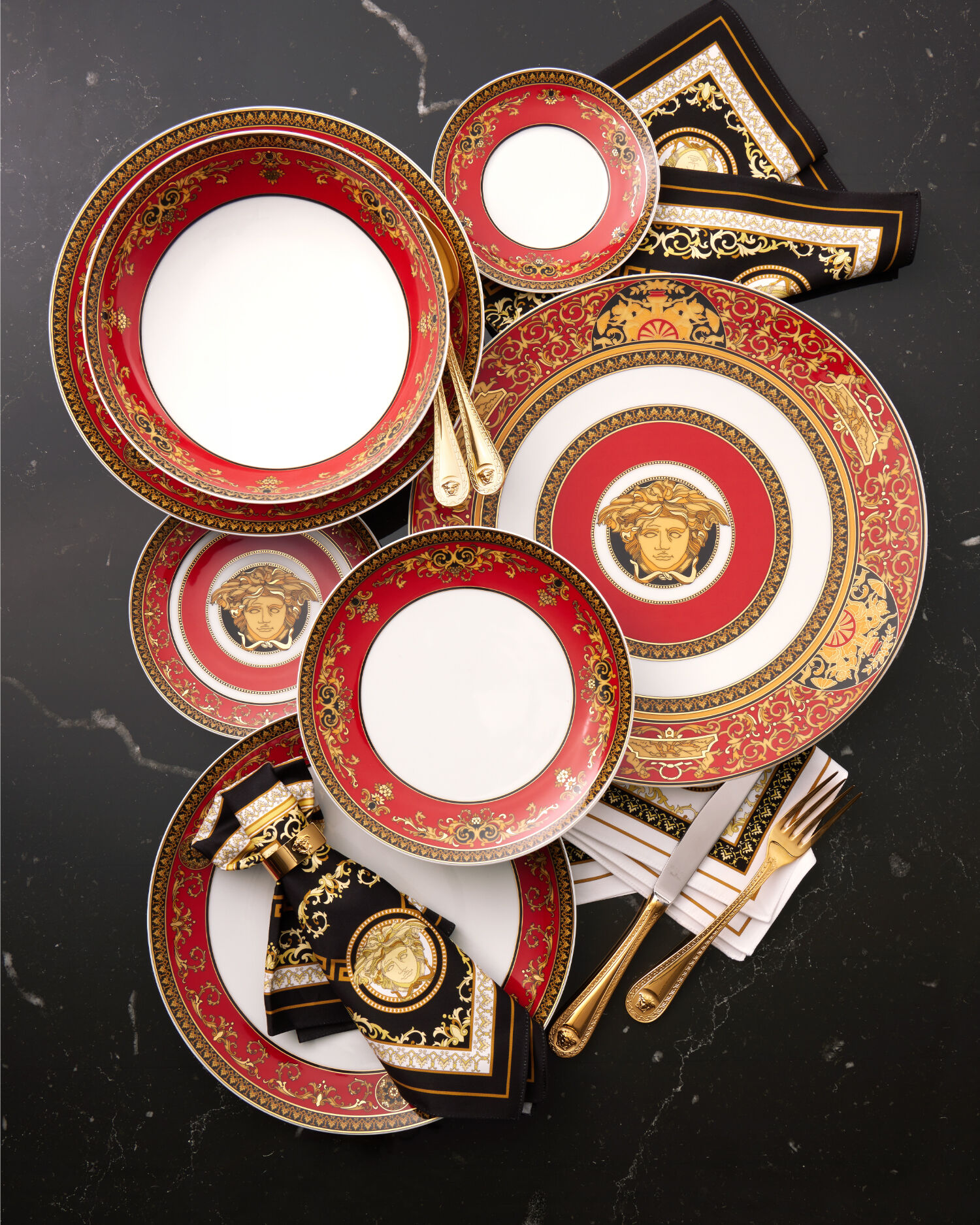メドゥーサ レッド ディナー プレート 27 cm プリント | VERSACE JP