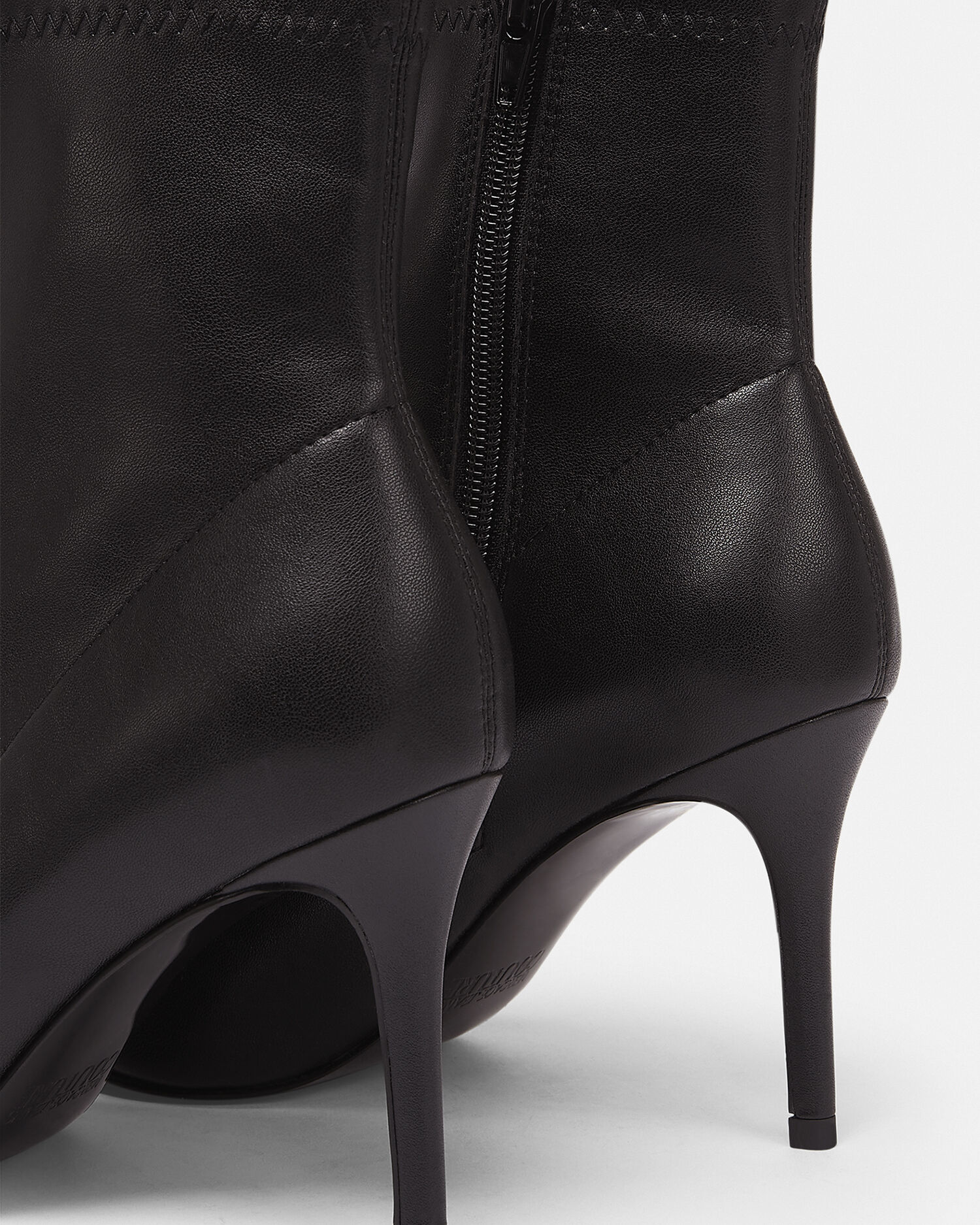 【関税込み】Versace Jeans Couture ブラック Scarlett ブーツ Versace Jeans Couture 90mm Scarlett Ankle Boots | Black