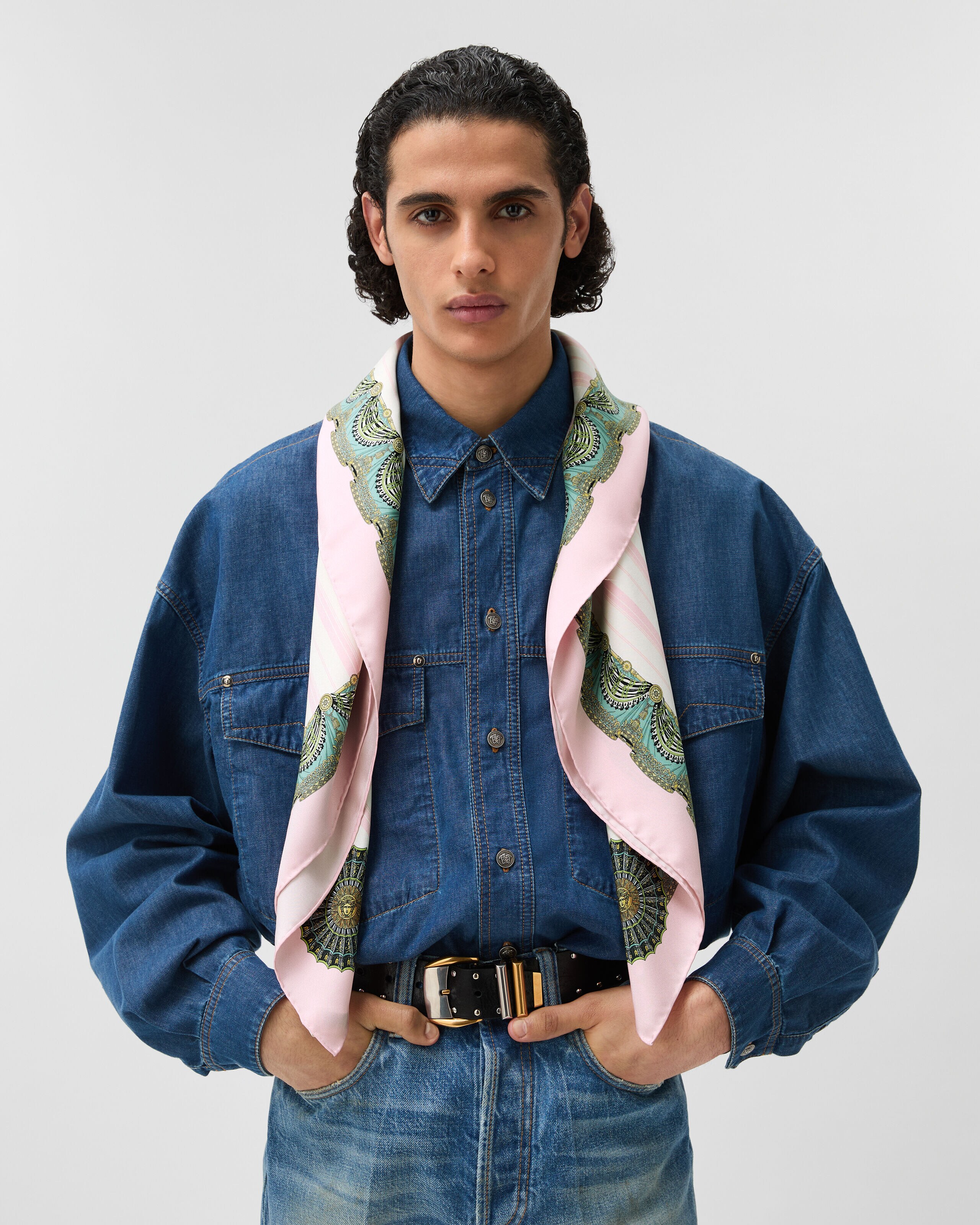 プリント シルク ツイル スカーフ 90 cm ピンク | VERSACE JP