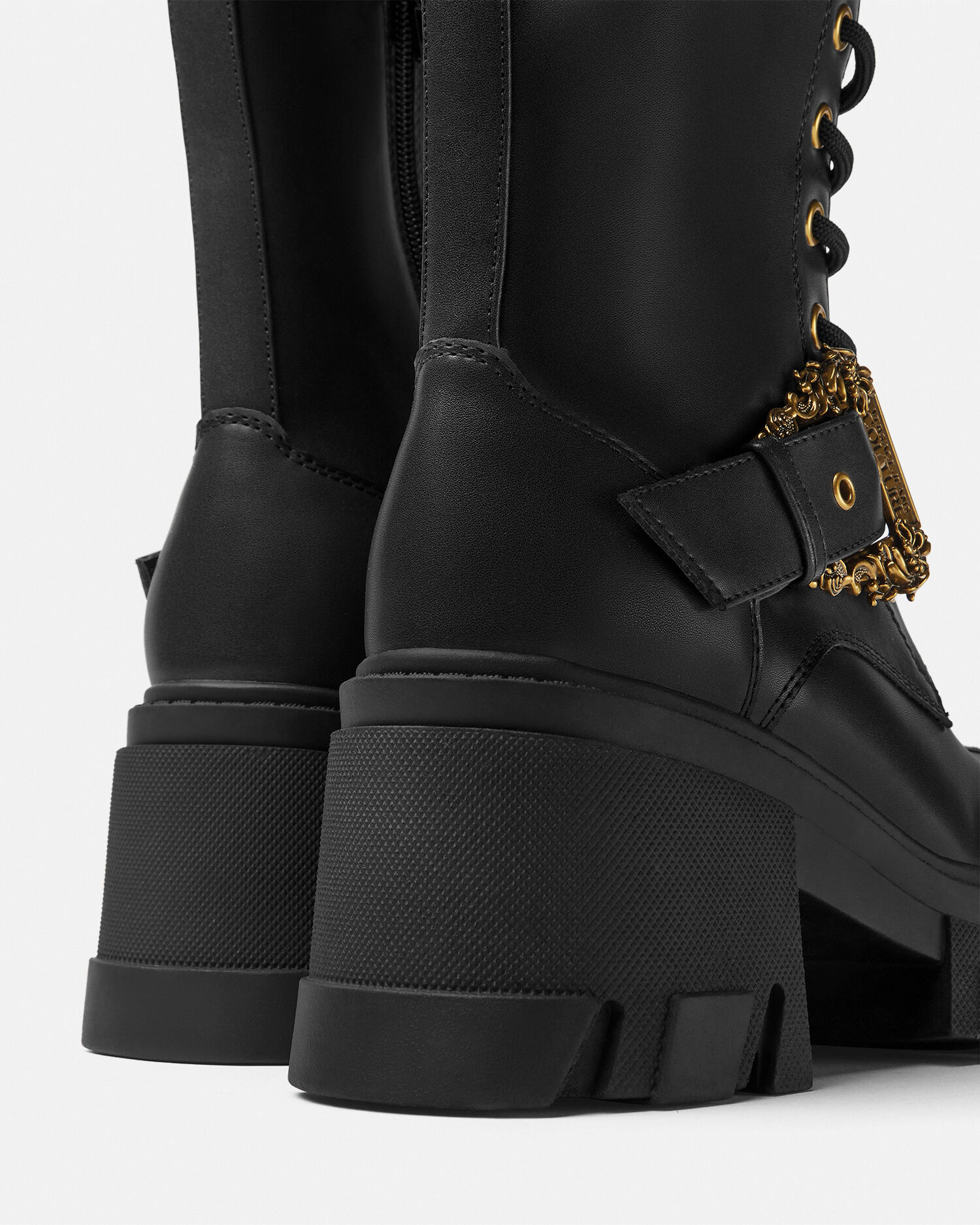 バロック バックル ドリュー ブーツ | VERSACE JP