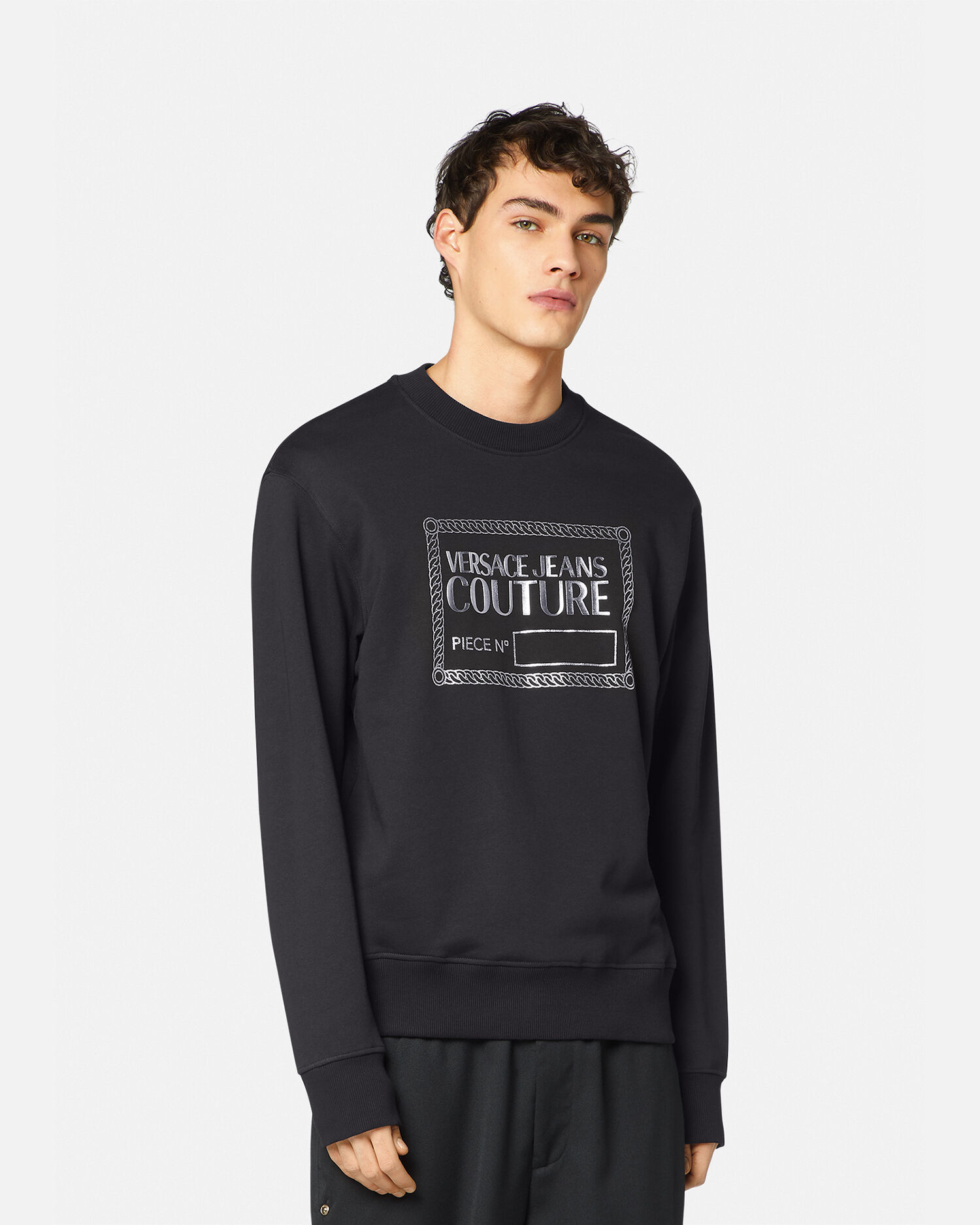 その他 VERSACE 1016291 1A11722 ピース ナンバー ロゴ スウェットシャツ ブラック | VERSACE JP