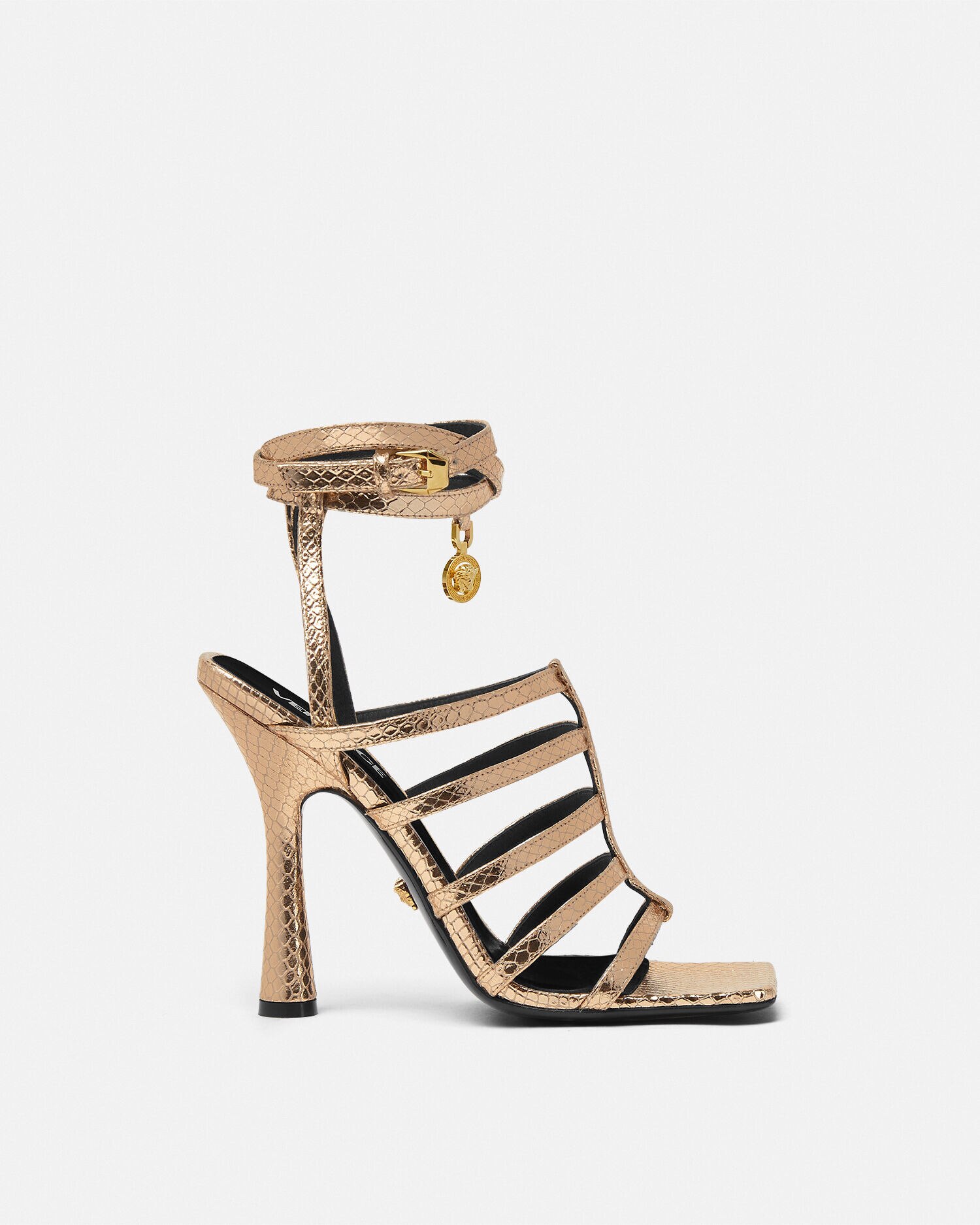 リュキア スネーク調 ケージ サンダル 110 mm ゴールド | VERSACE JP