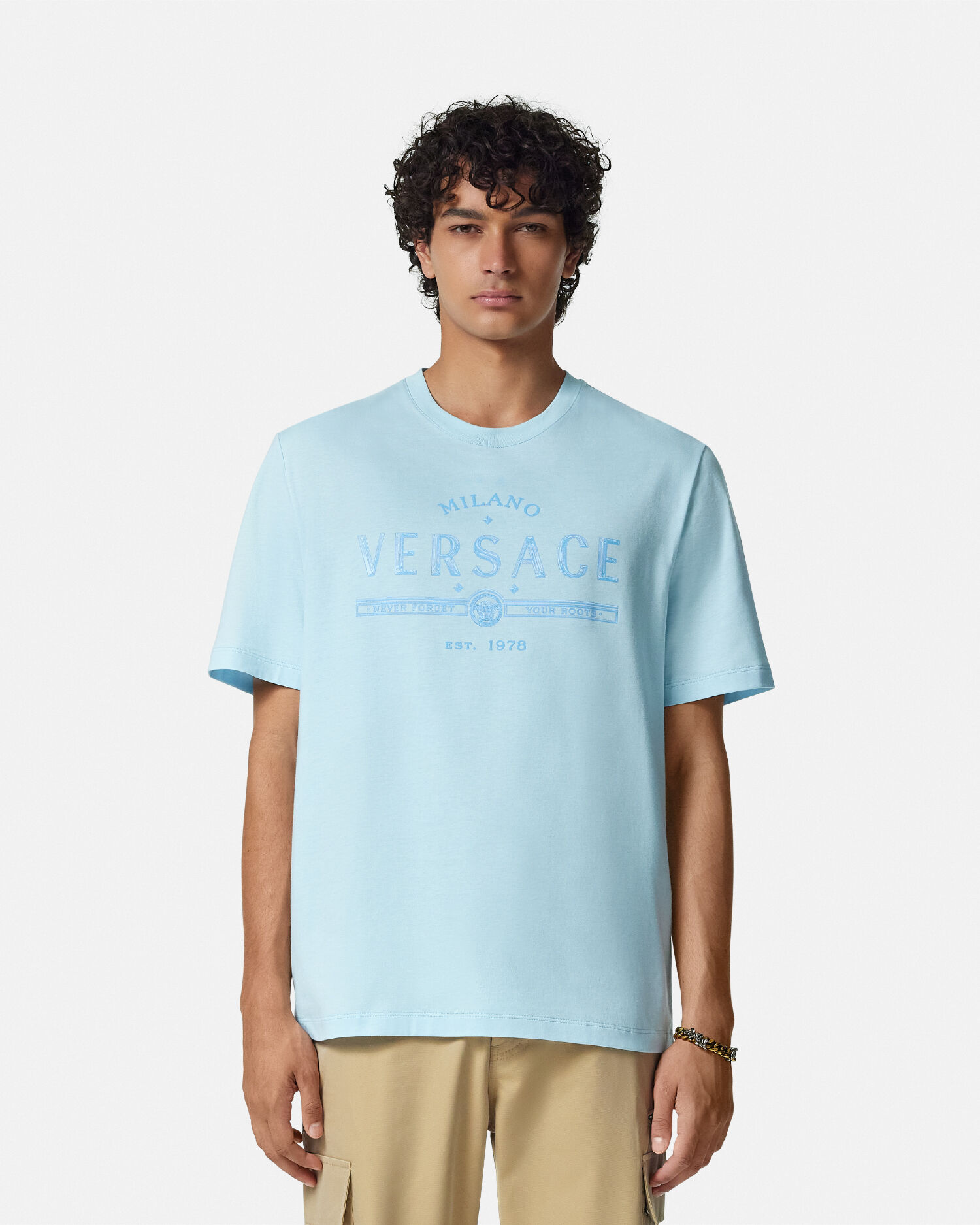 VERSACE Tシャツ ネバー フォゲット ヴェルサーチェ ロゴ Tシャツ ネバー フォゲット ヴェルサーチェ ロゴ | VERSACE JP