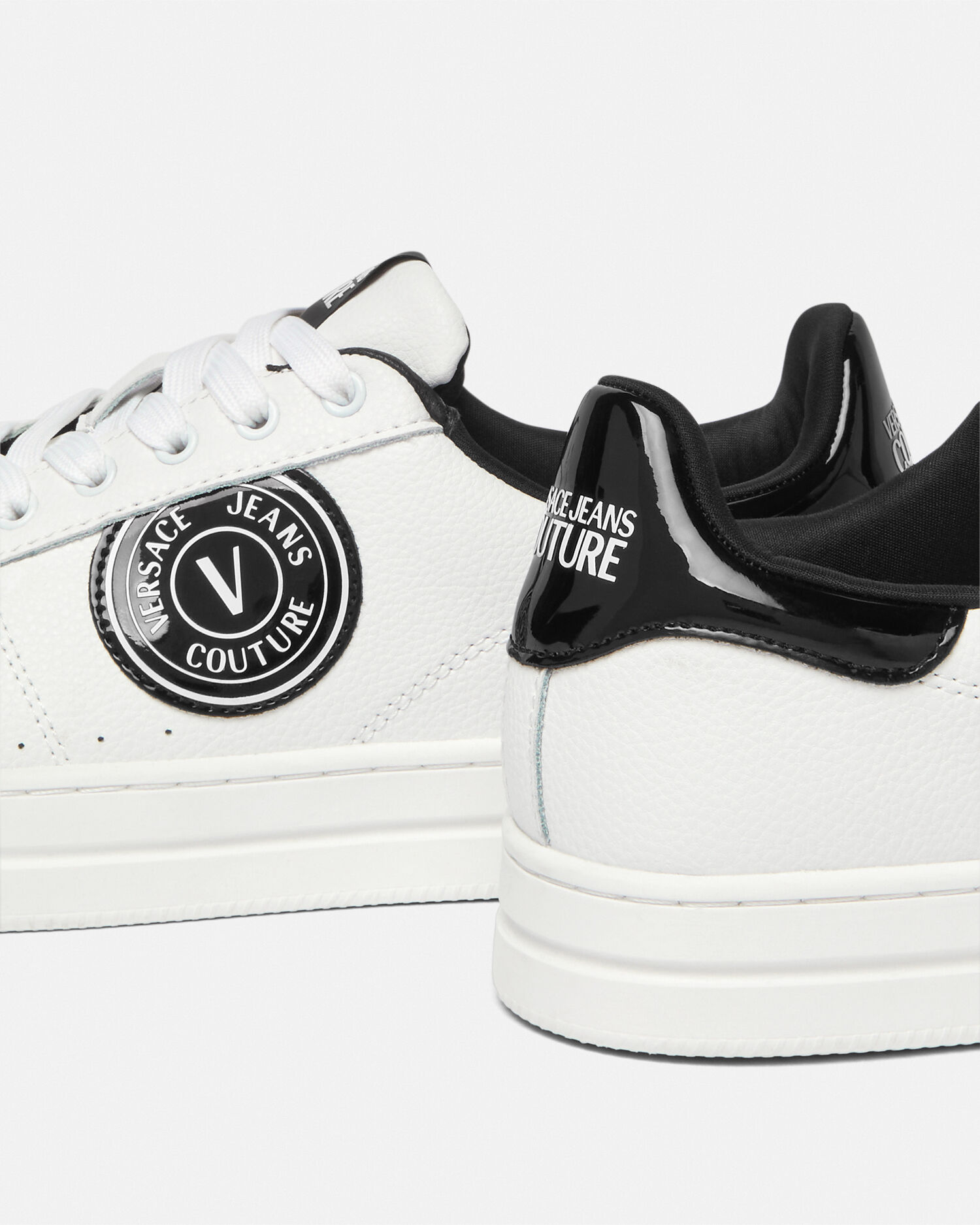 レターV エンブレム コート 88 スニーカー | VERSACE JP