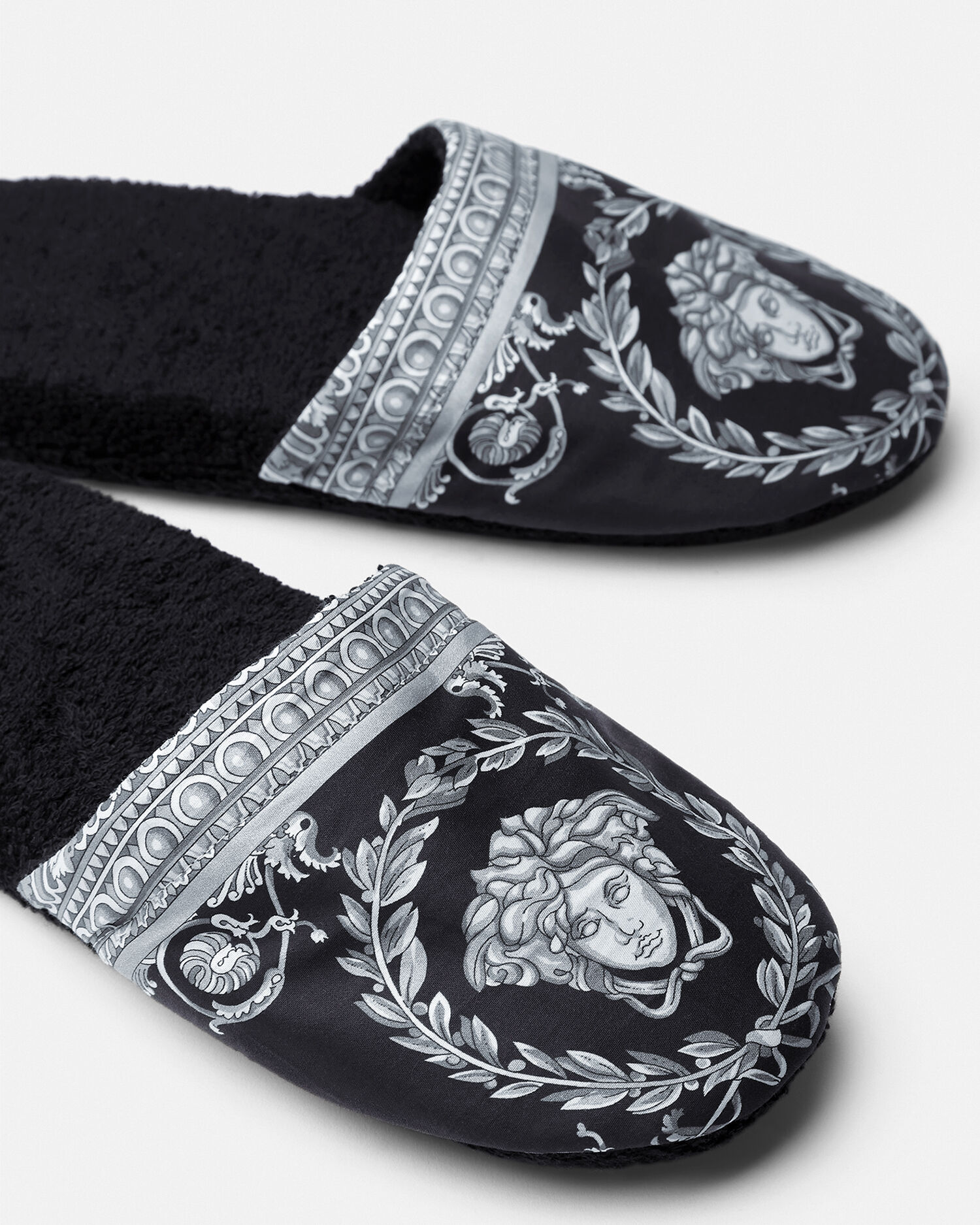 I ♡ バロック スリッパ ブラック | VERSACE JP