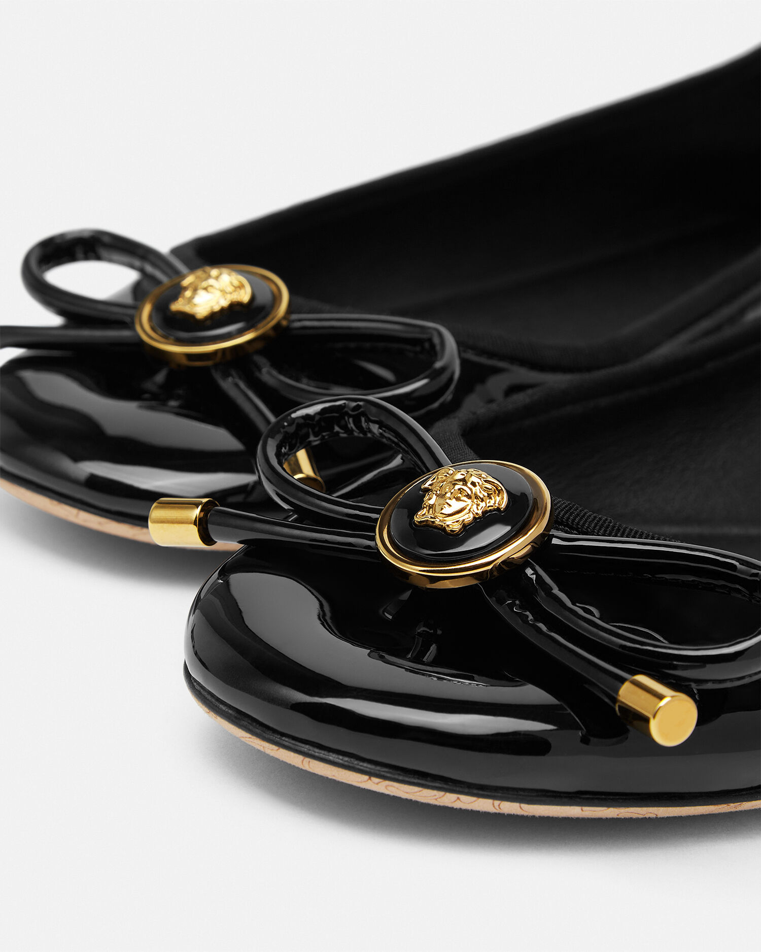 【Versace】Operaリボンディテール レザーバレエフラット Versace】Operaリボンディテール レザーバレエフラット 靴