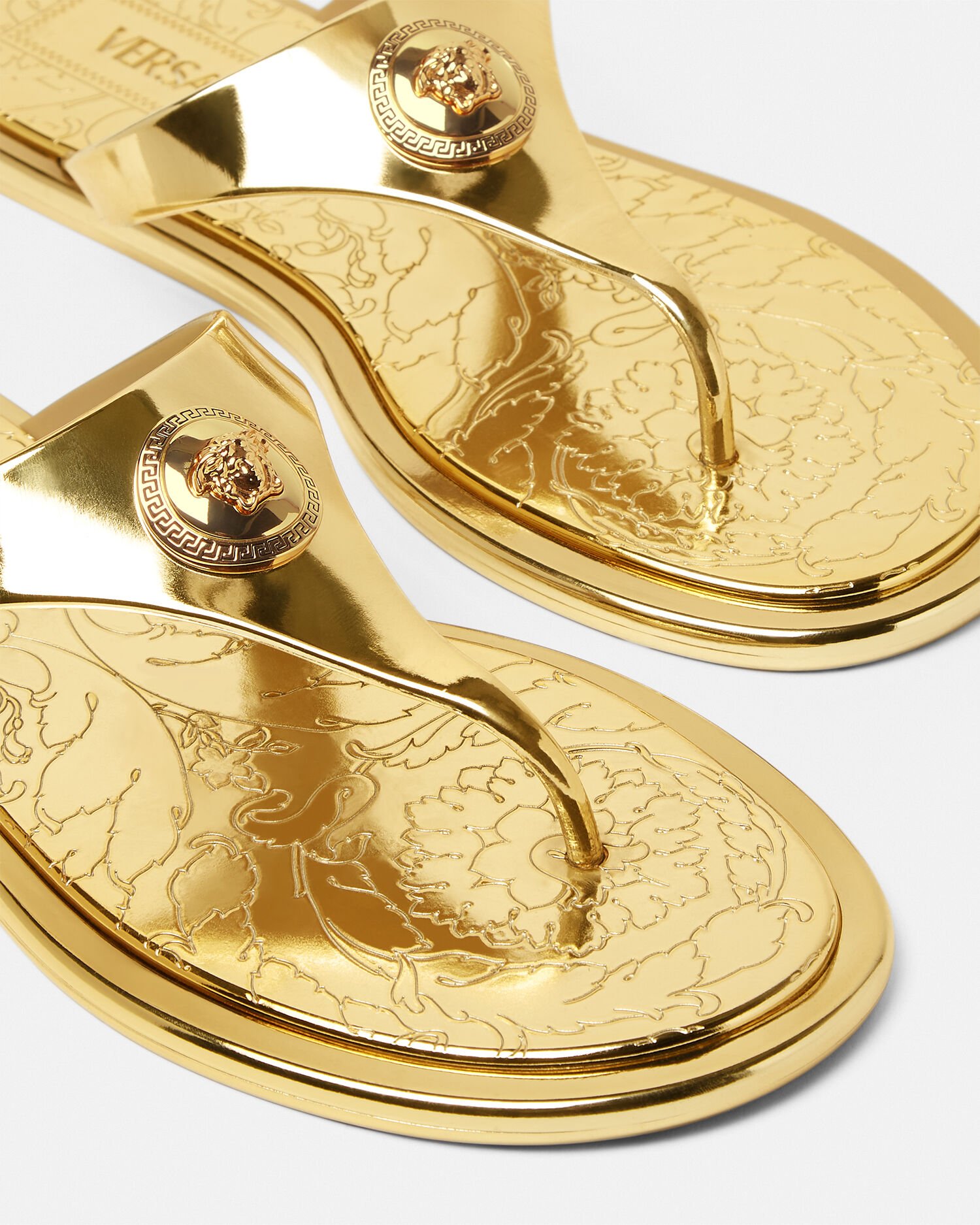 【Versace】ゴールド Alia メタリック フラットサンダル アリア メタリック フラット サンダル | VERSACE JP