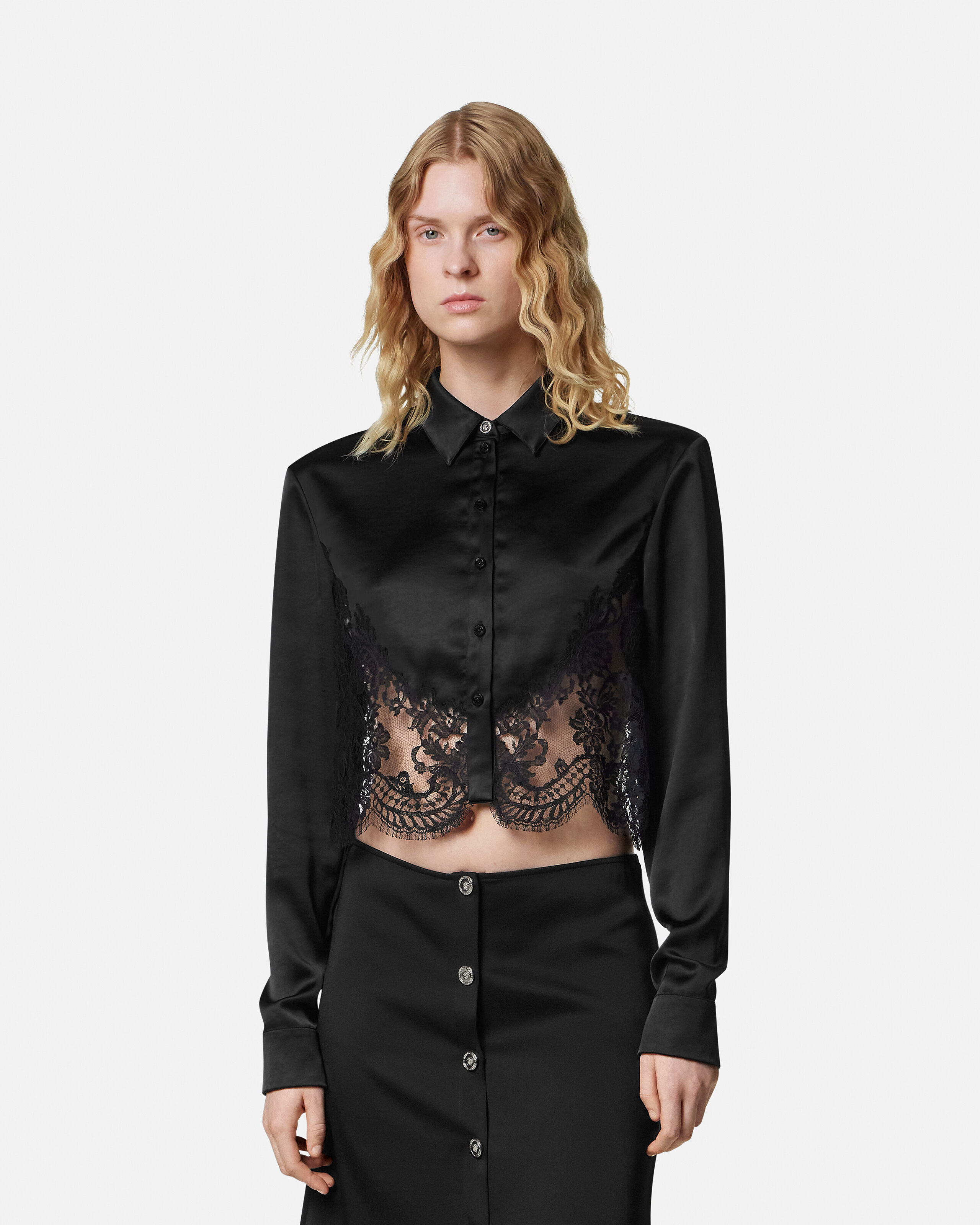 Versace 黒シャツ レーストリム サテン クロップ シャツ ブラック | VERSACE JP
