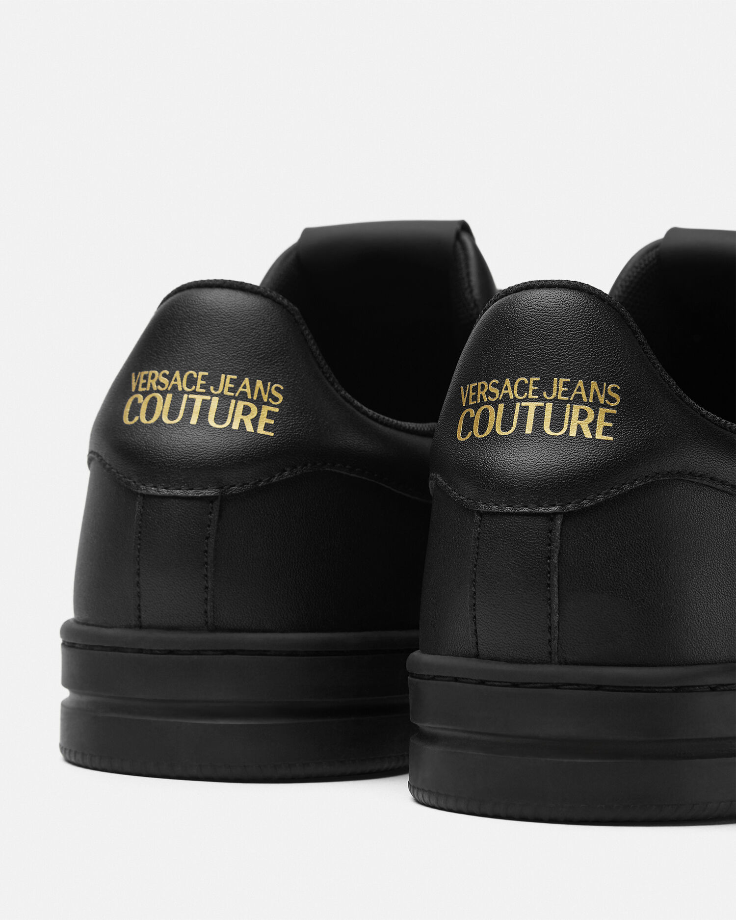 関税負担なし☆VERSACE JEANS コート 88 ロゴ スニーカー コート 88 ロゴ スニーカー ブラック,プリント | VERSACE JP