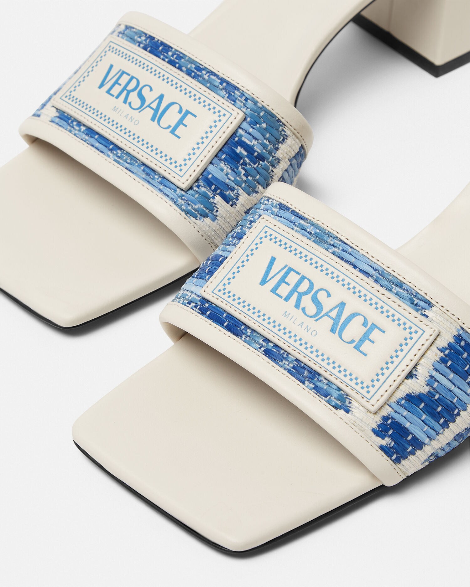 【Versace】Theia Barocco レザートリムのラフィアミュール テイア バロッコ ラフィア ミュール 55 mm ホワイト,ブルー