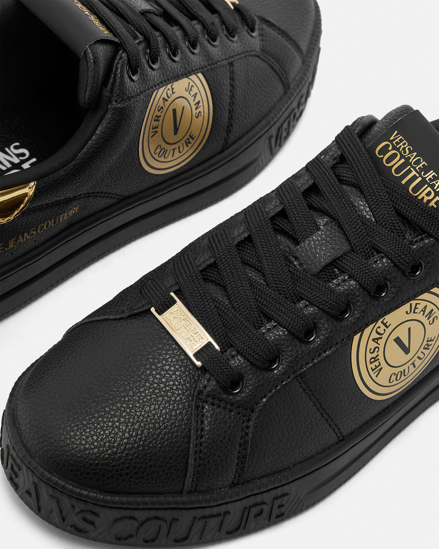 レターV エンブレム コート 88 スニーカー | VERSACE JP