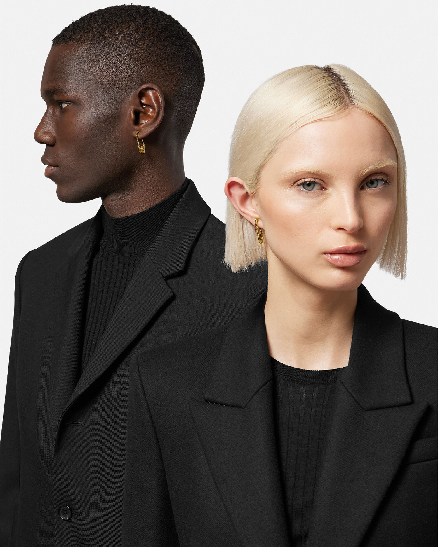 VERSACE ゴールド安全ピン型ピアス セーフティー ピン イヤリング ゴールド | VERSACE JP