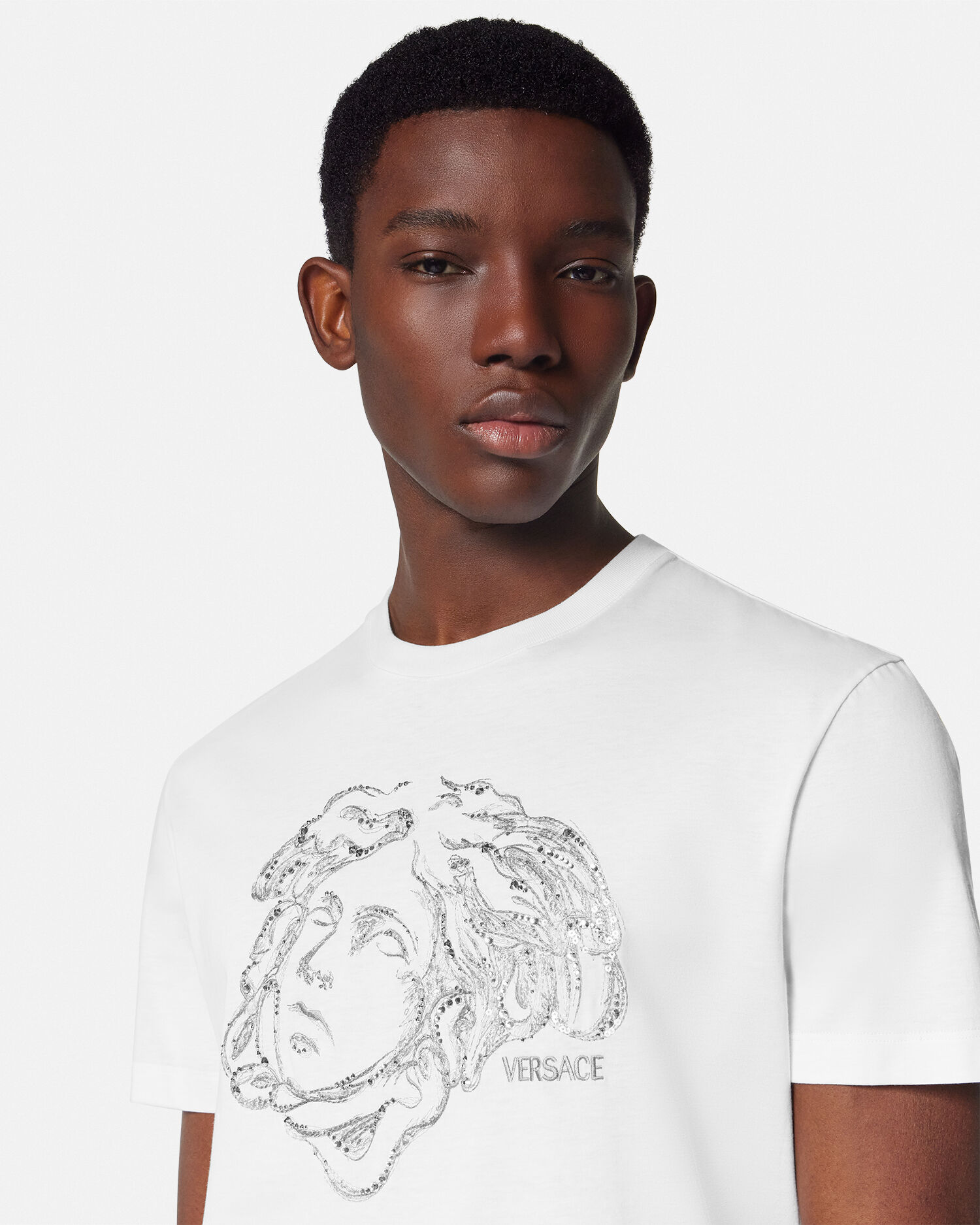 【VERSACE】メデューサ スタディ クリスタル刺繍 Tシャツ 半袖 クリスタル刺繍入り Tシャツ 刺繍 メドゥーサ スタディ | VERSACE JP