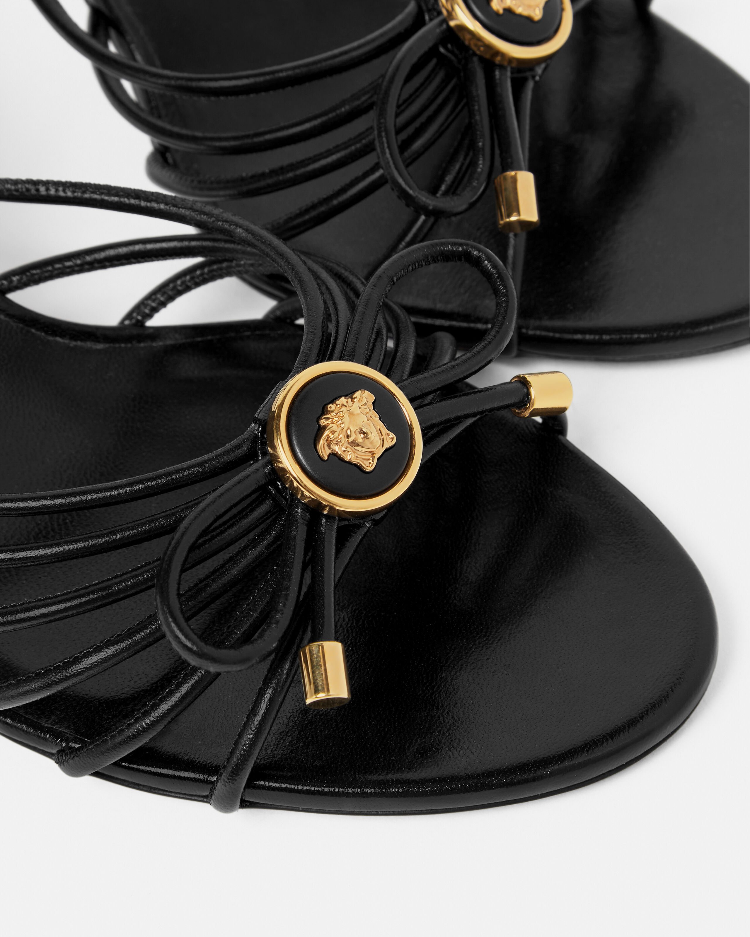 オペラ ボウ ナッパ サンダル 85 mm ブラック,ゴールド | VERSACE JP