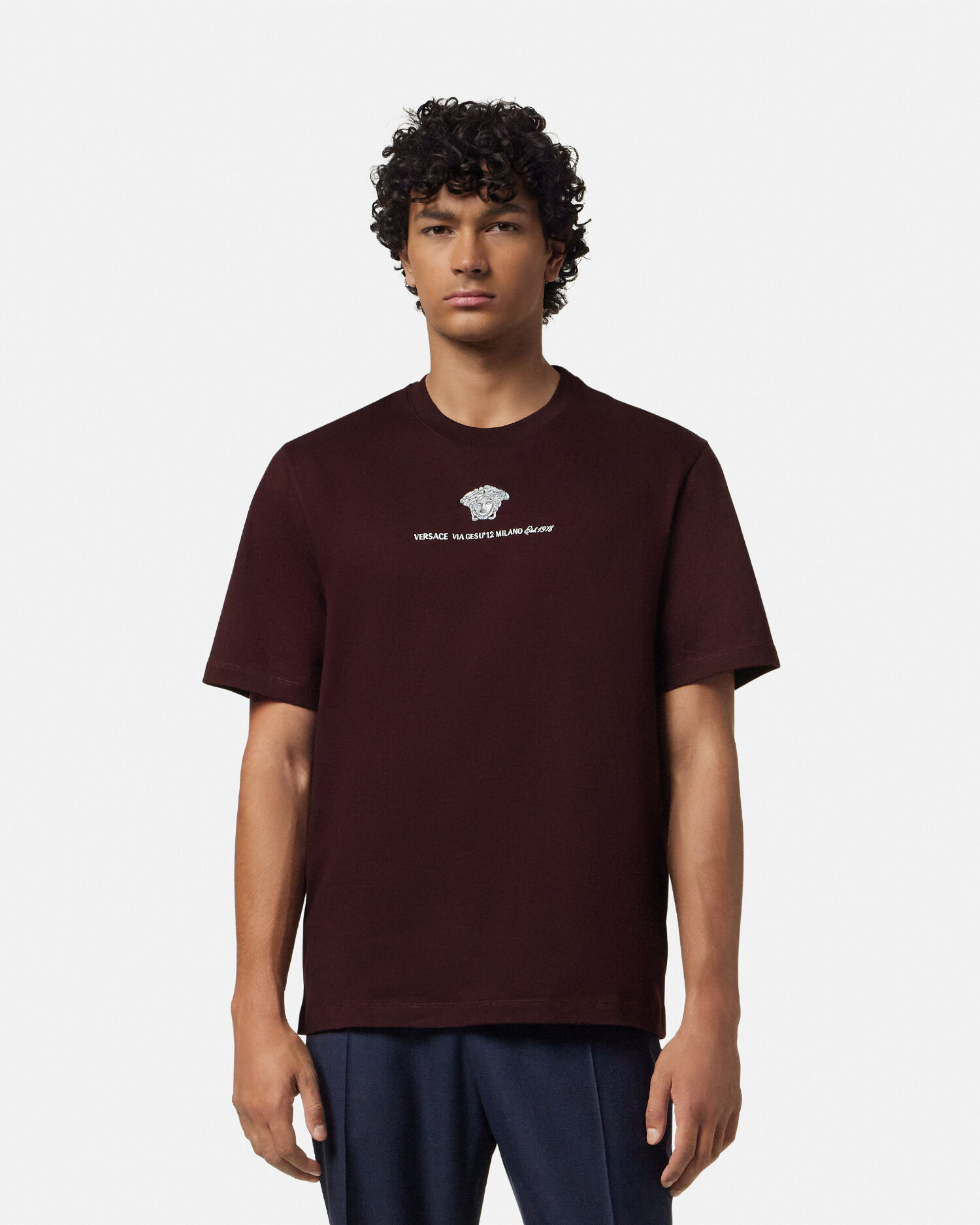 VERSACE 刺繍入り メドゥーサ ミラノ Tシャツ 刺繍入り Tシャツ メドゥーサ ミラノ バーガンディ | VERSACE JP