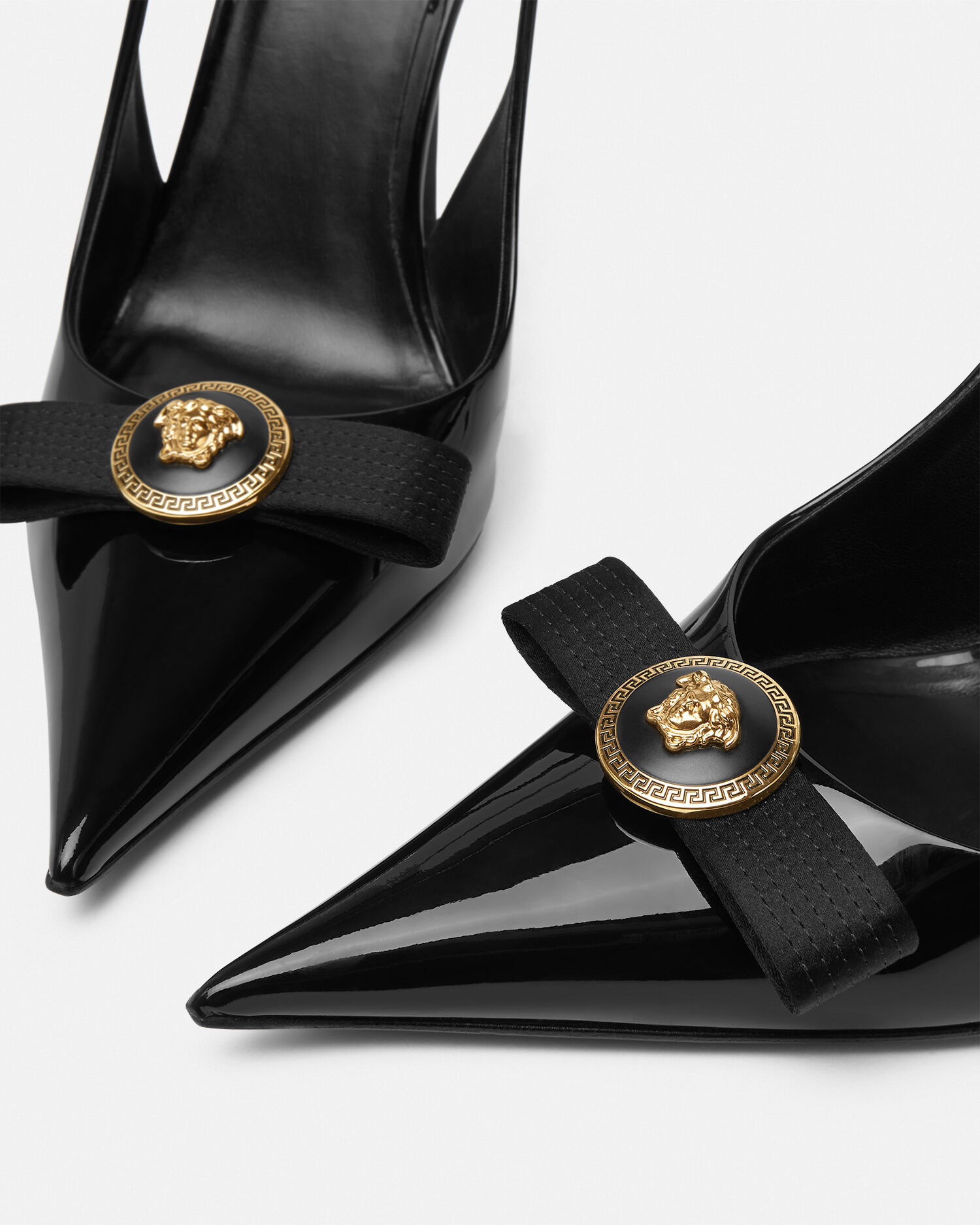 ジャンニ リボン パテント スリングバック 110 mm ブラック,ゴールド