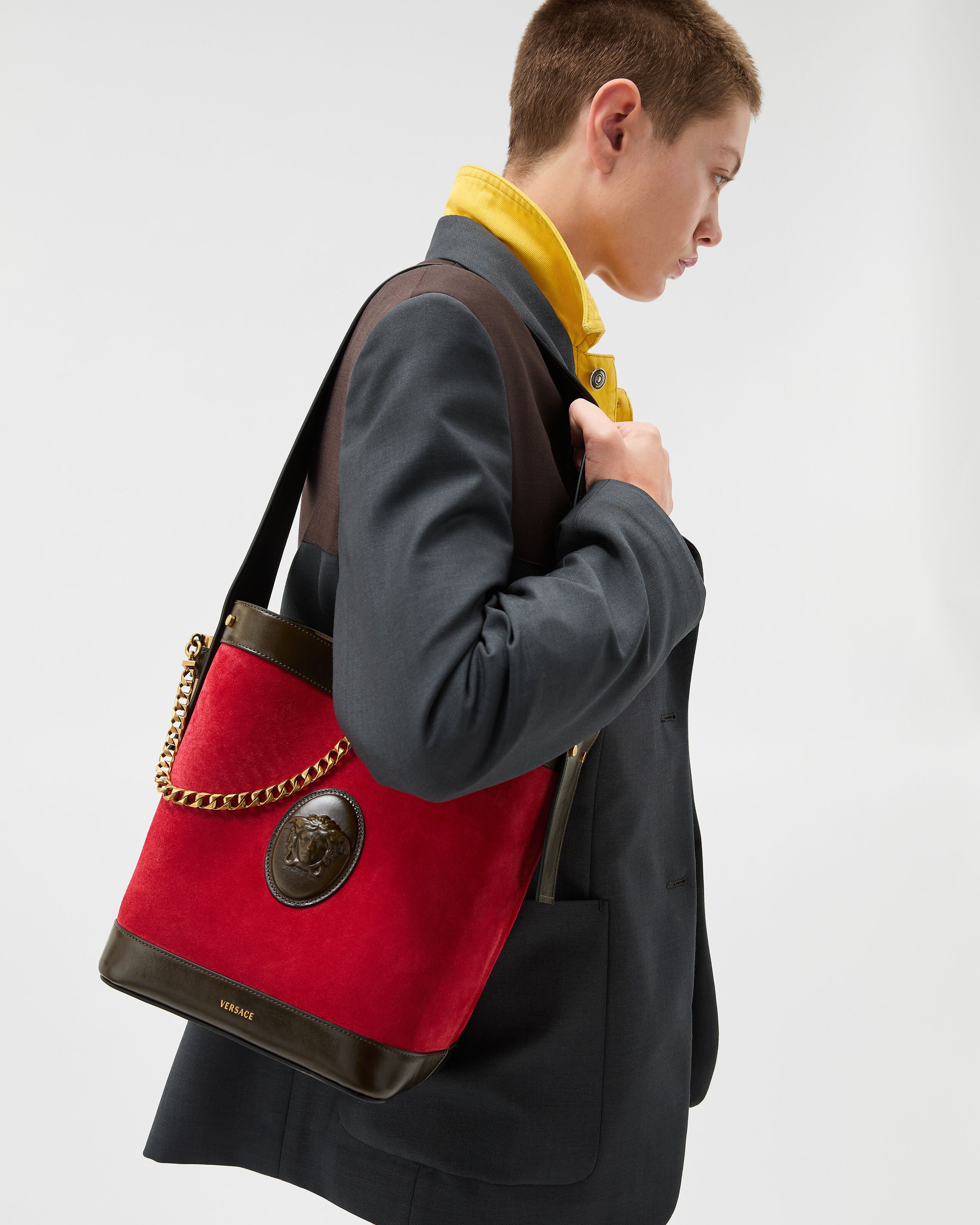 ピヴォ スモール スエード バケット バッグ レッド | VERSACE JP