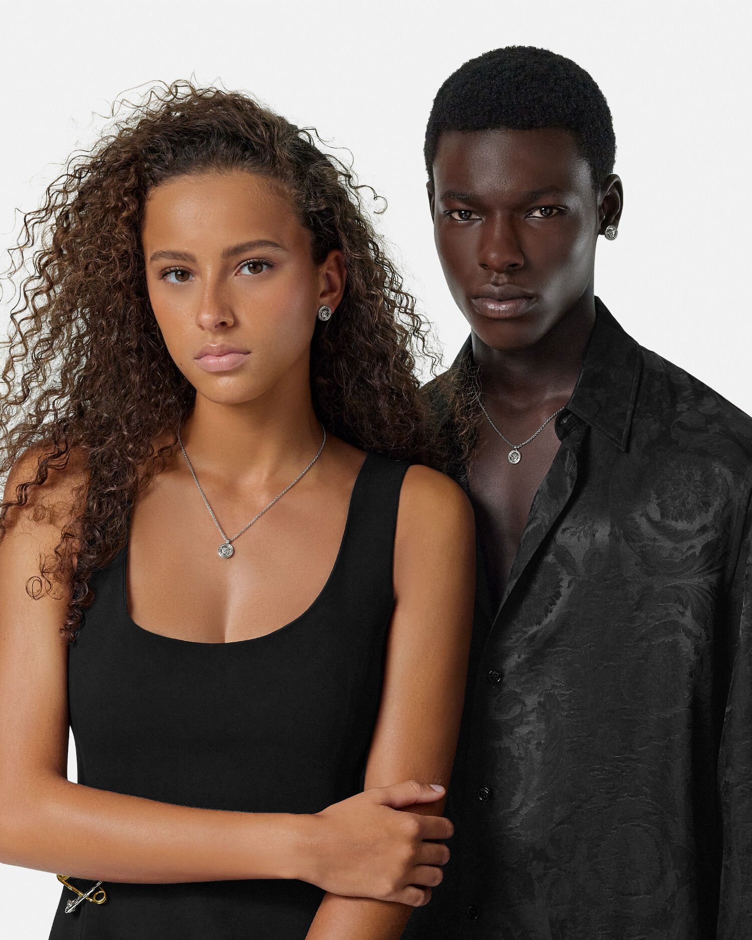 エナメル メドゥーサ スタッド イヤリング シルバー | VERSACE JP