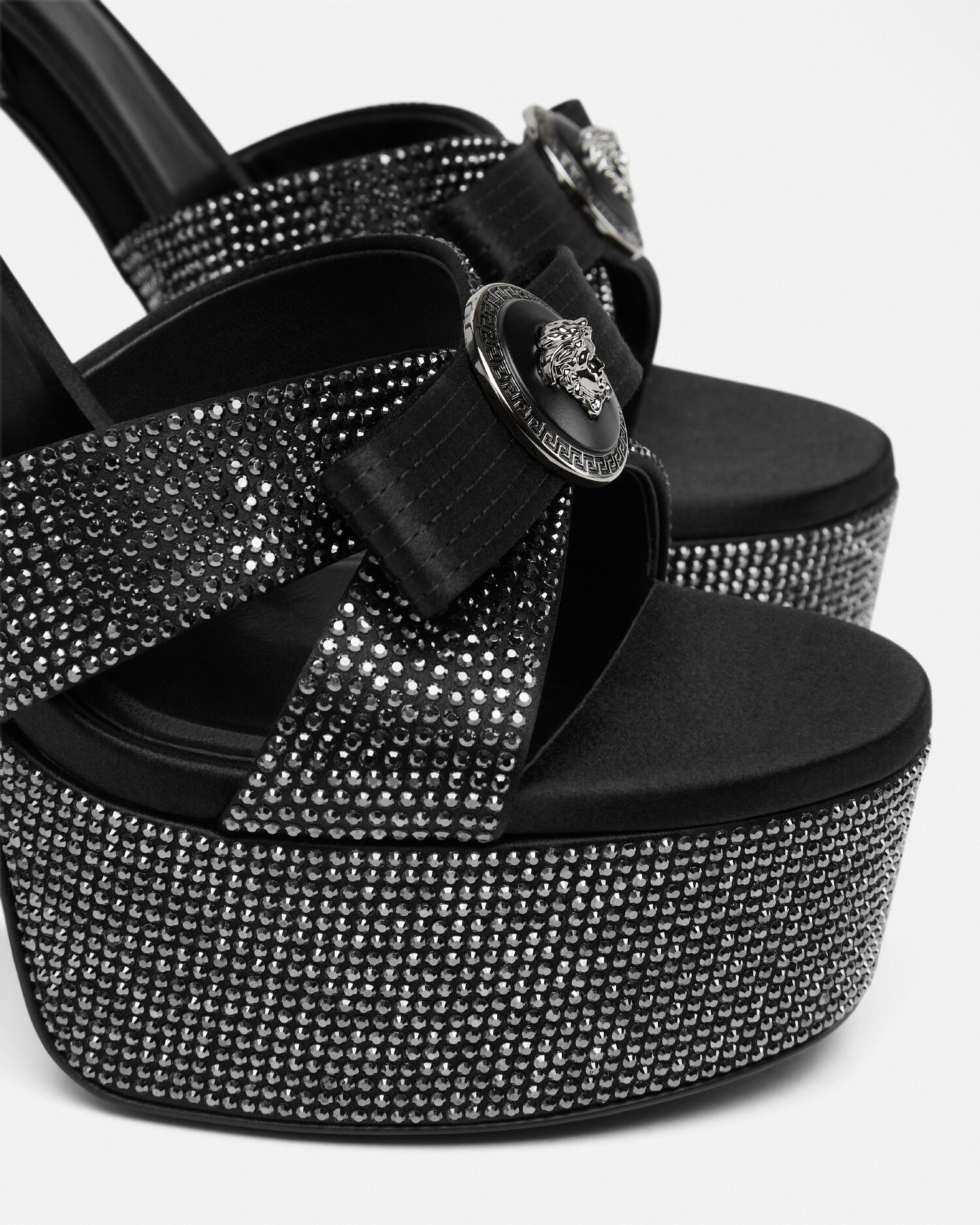 【VERSACE】クリスタル ジャンニ リボン サンダル 140 mm Black クリスタル ジャンニ リボン サンダル 140 mm | VERSACE JP