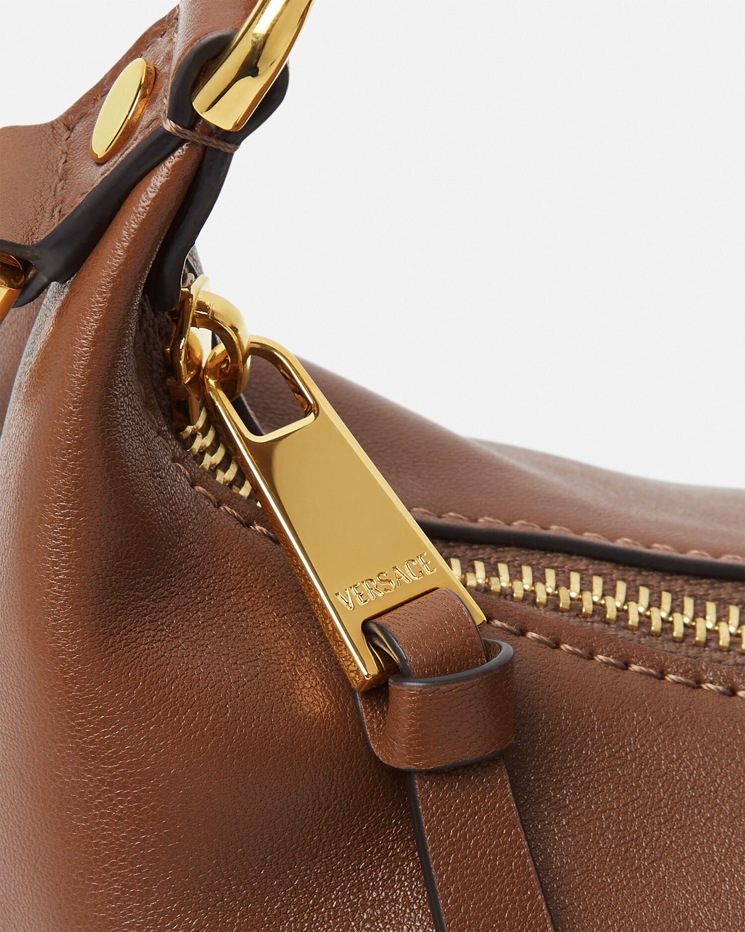ヴェルサーチェ タグ ナッパ ホーボーバッグ ブラウン | VERSACE JP