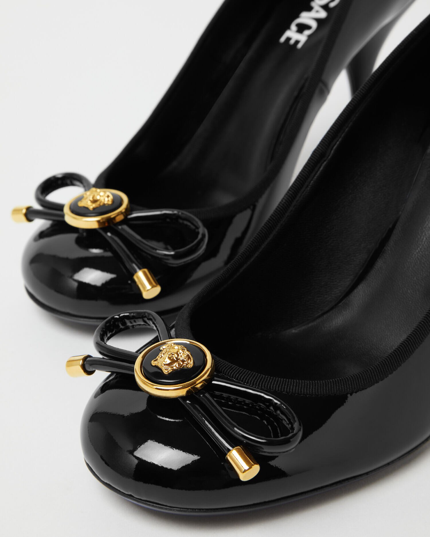 オペラ ボウ パテント パンプス ブラック,ゴールド | VERSACE JP