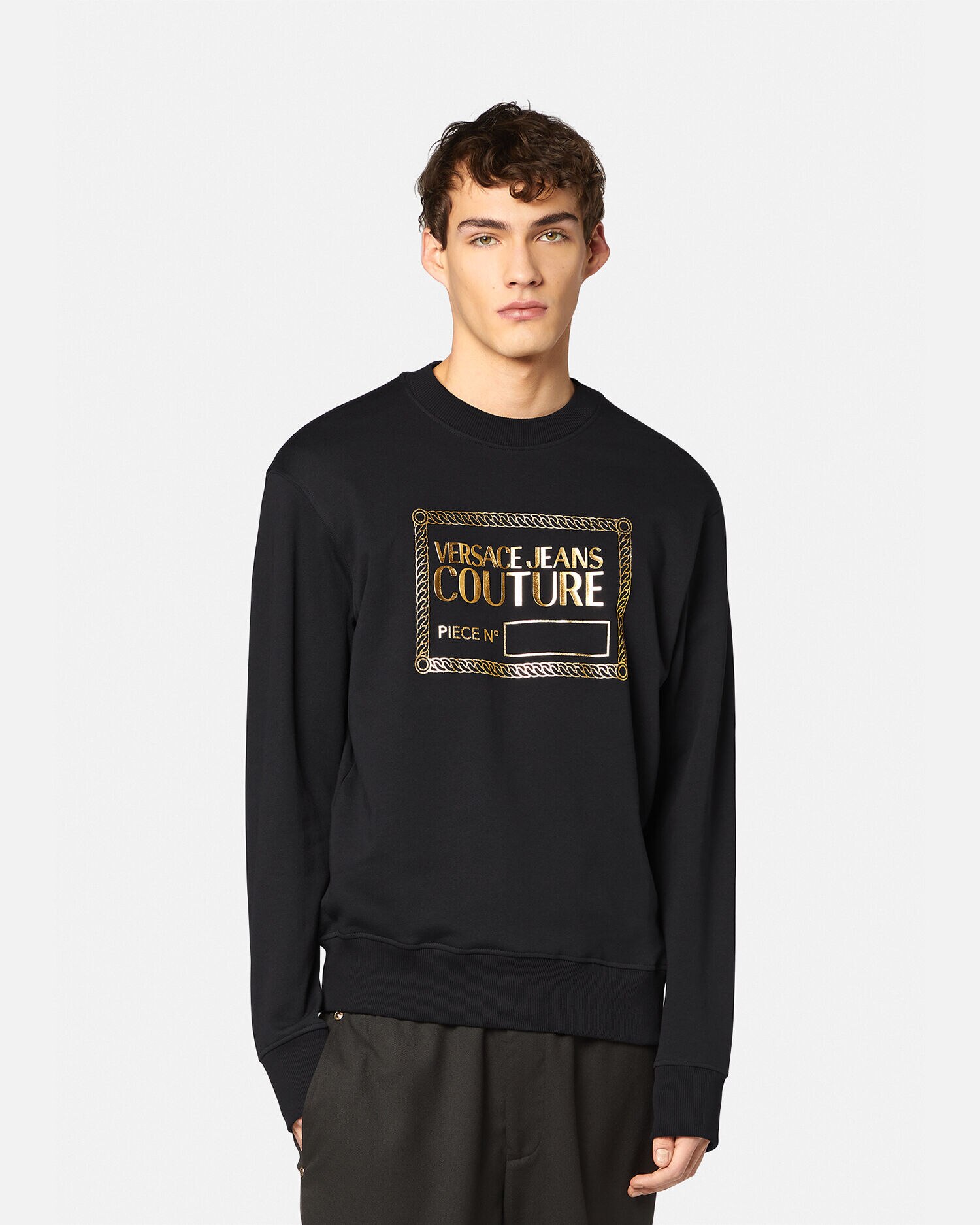 VERSACE JEANS スウェット シャツ ロゴ ピース N ゴールド ピース ナンバー ロゴ スウェットシャツ ブラック,ゴールド
