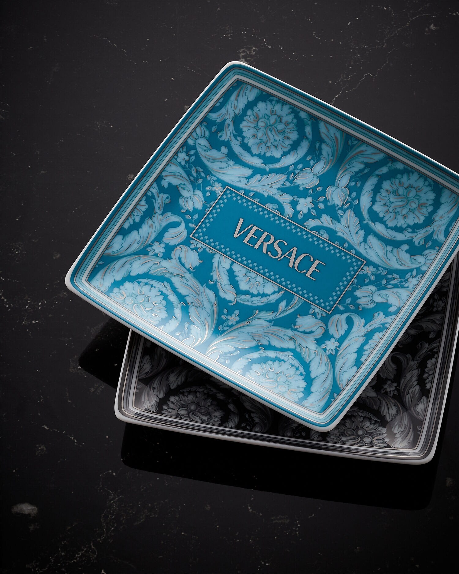 バロッコ ティール スモール スクエア プレート 12 cm ブルー | VERSACE JP