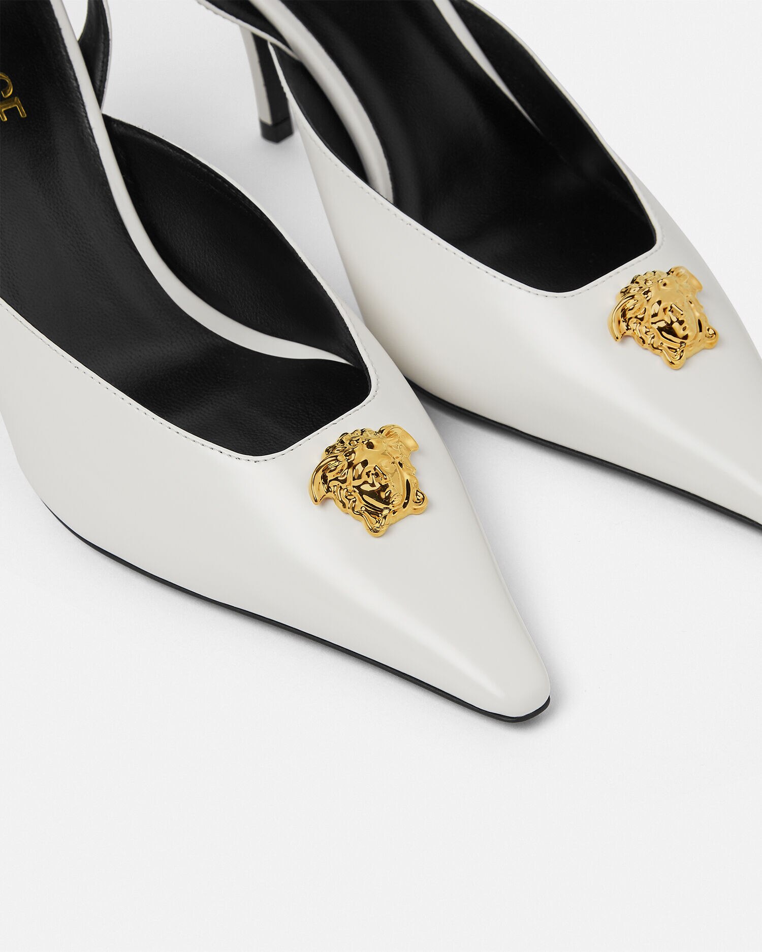 ラ メドゥーサ レザー スリングバック パンプス 85 mm | VERSACE JP