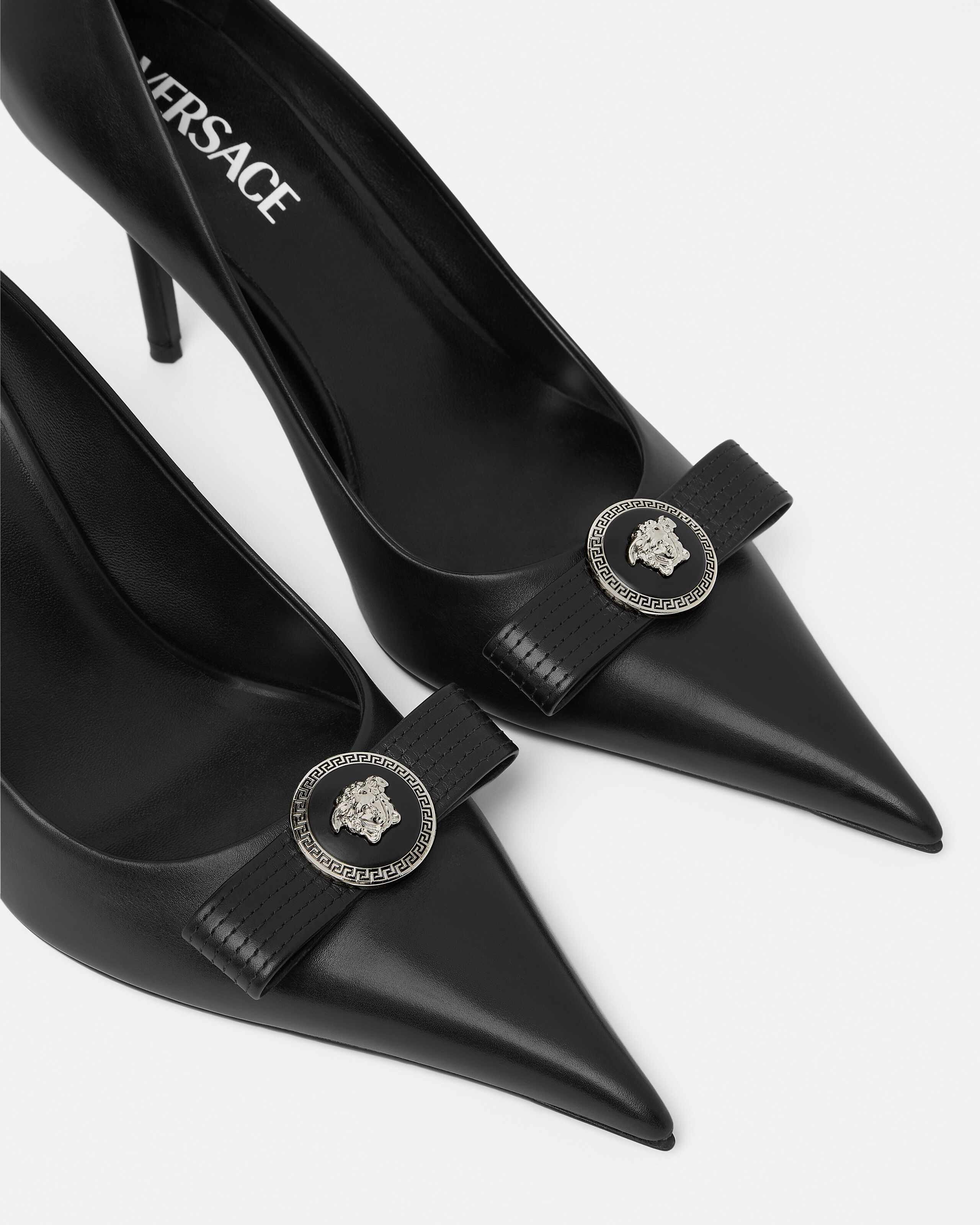 ジャンニ リボン レザーパンプス 85 mm ブラック,シルバー | VERSACE JP