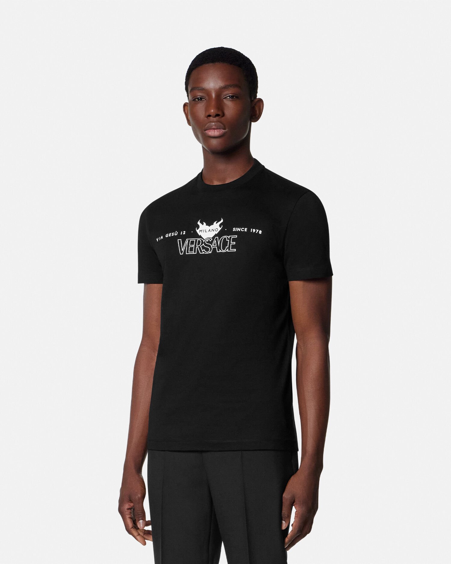 【VERSACE】ヴェルサーチェ ロゴ Tシャツ 半袖 メンズ 4色展開 Tシャツ ヴェルサーチェ ロゴ | VERSACE JP