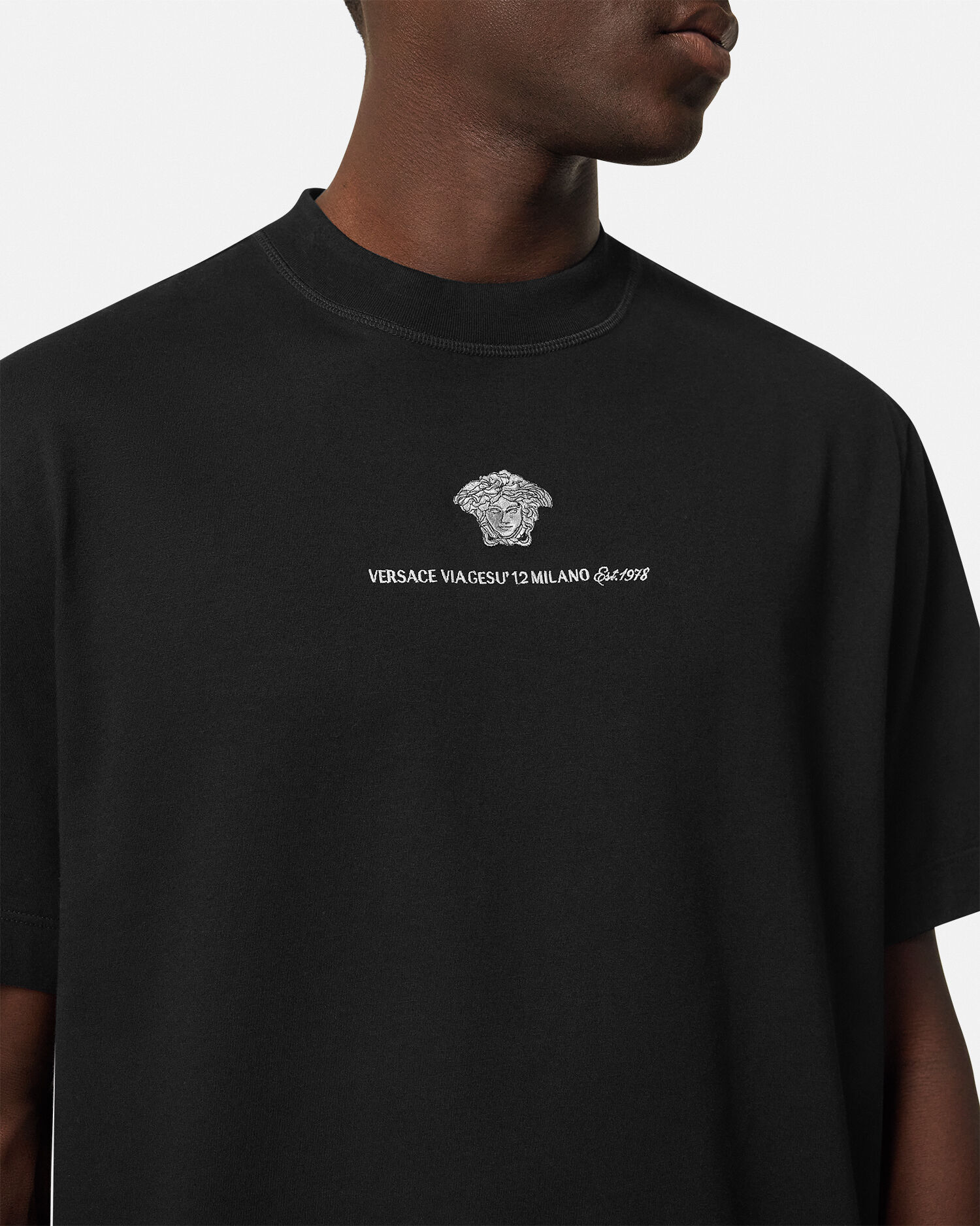 VERSACE 刺繍入り メドゥーサ ミラノ Tシャツ 刺繍入り Tシャツ メドゥーサ ミラノ バーガンディ | VERSACE JP