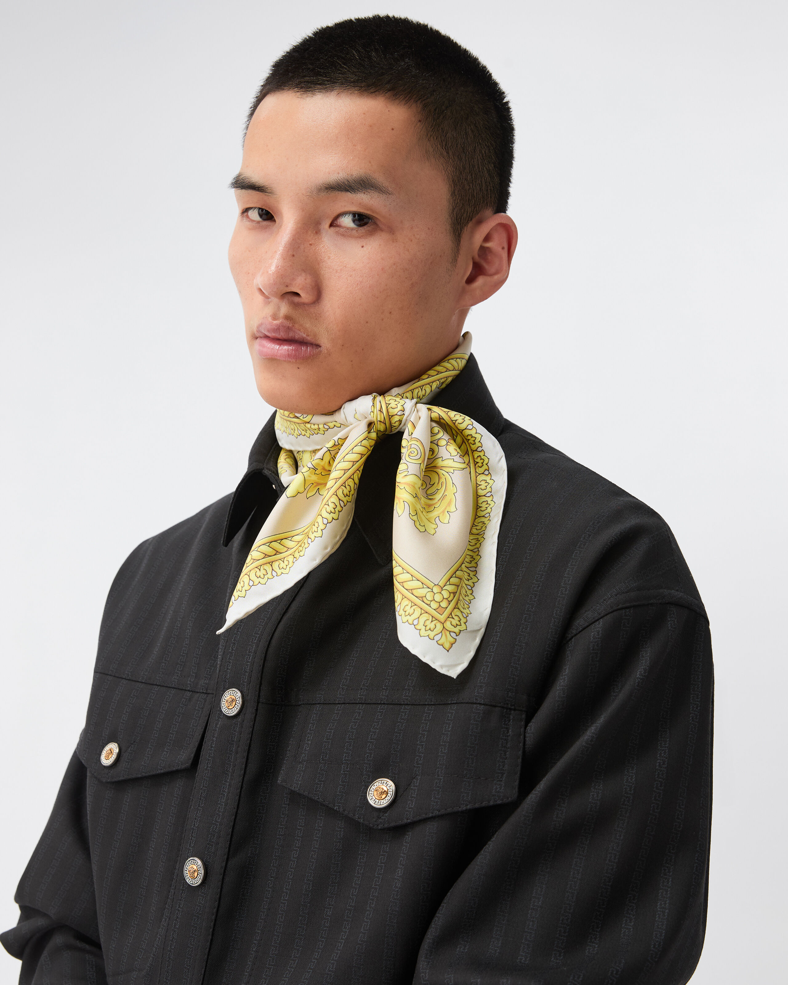 プリント シルク ツイル スカーフ 90 cm ホワイト,ゴールド | VERSACE JP