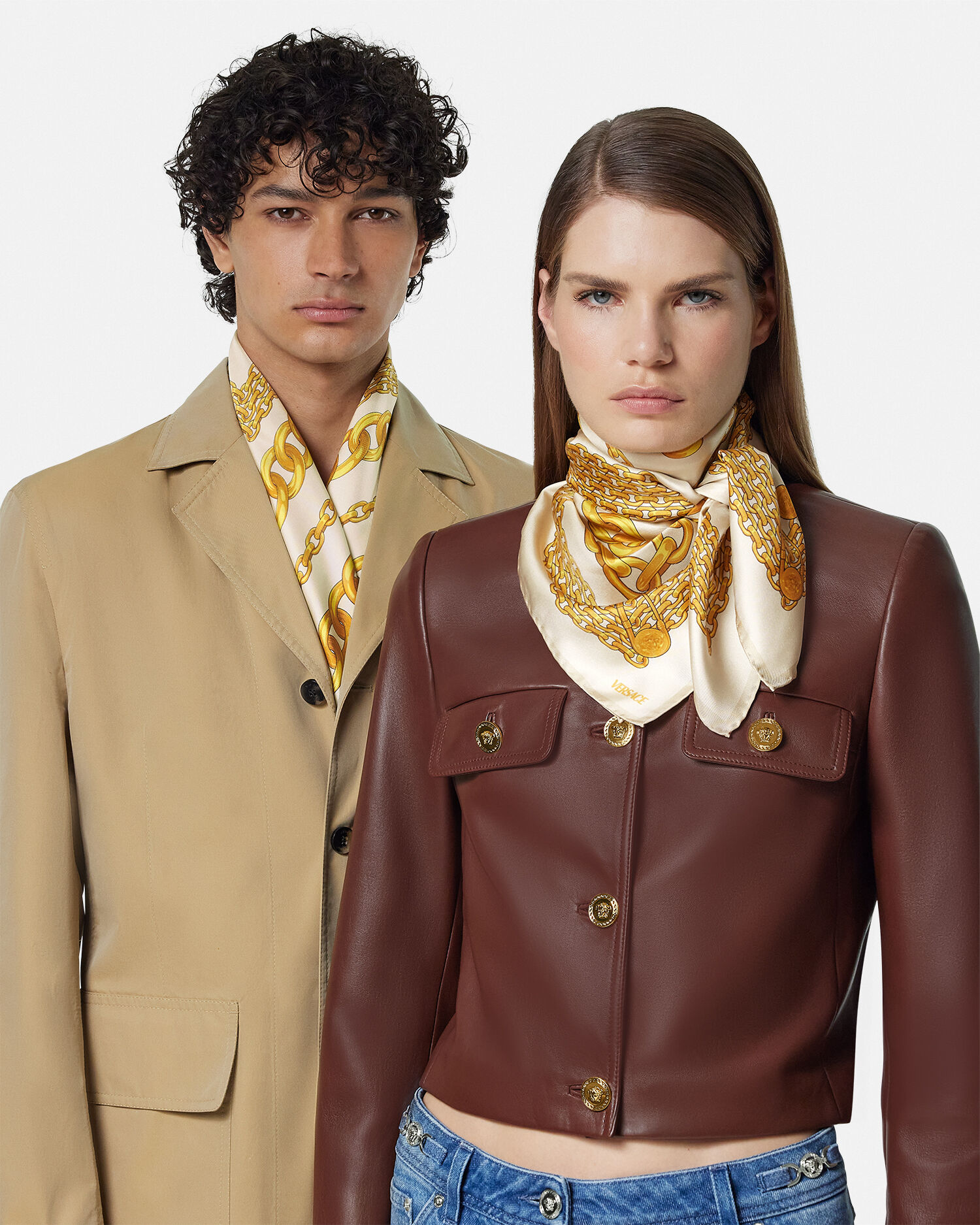 ラージ シルク スカーフ ヴェルサーチェ トレジャー 90 cm プリント | VERSACE JP