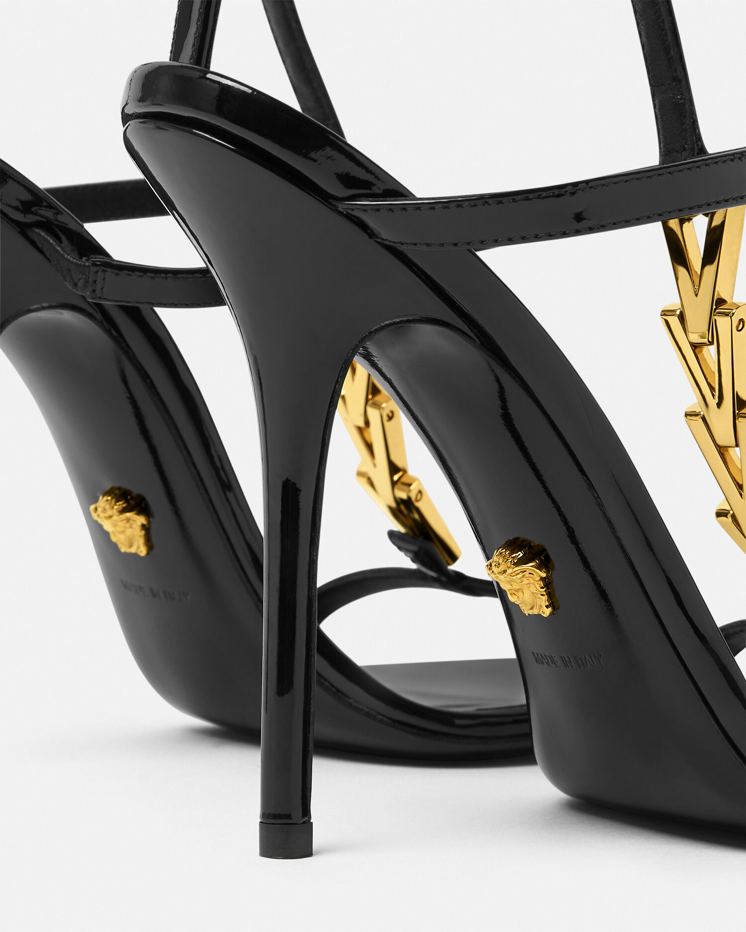 V2025 チェーン パテント サンダル 105 mm ブラック,ゴールド | VERSACE JP