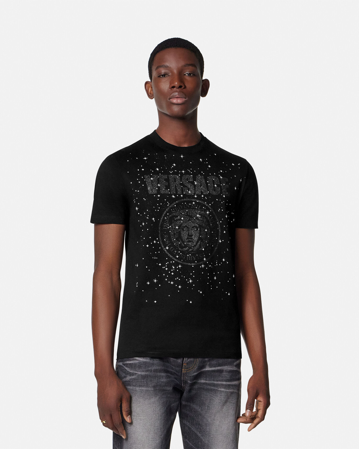 Kith x Versace メドゥーサ ワンポイント Tシャツ ブラック 刺繍入り クーペ ブラゾン Tシャツ ブラック | VERSACE JP