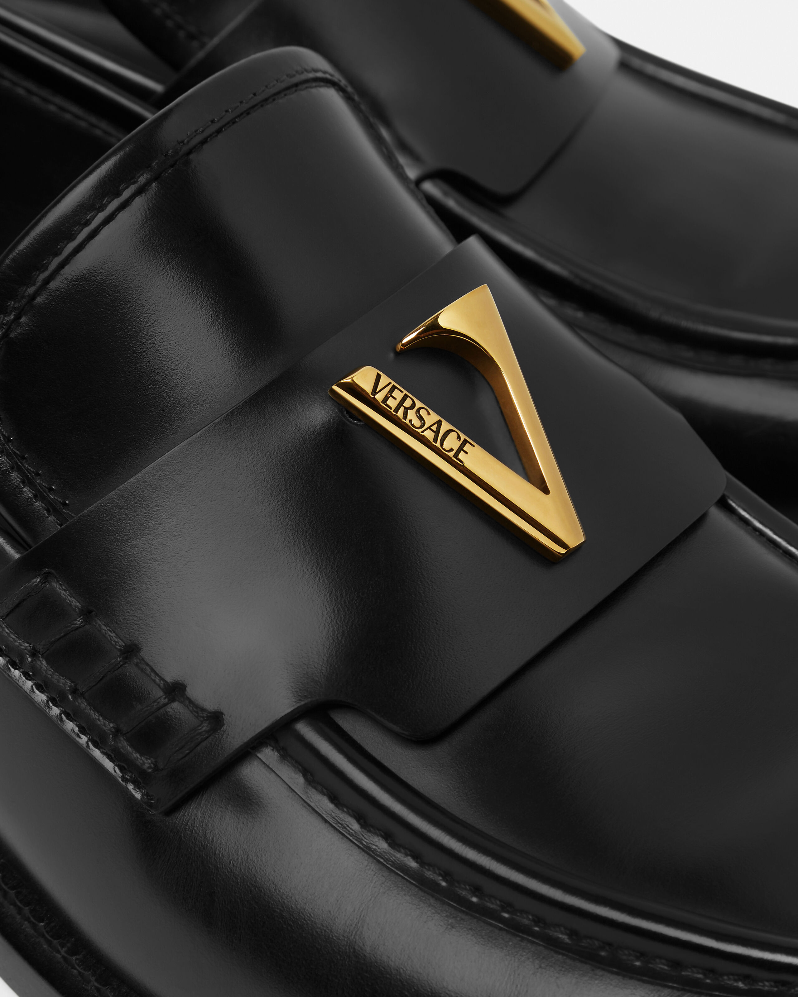 レターV レザー ローファー ブラック,ゴールド | VERSACE JP