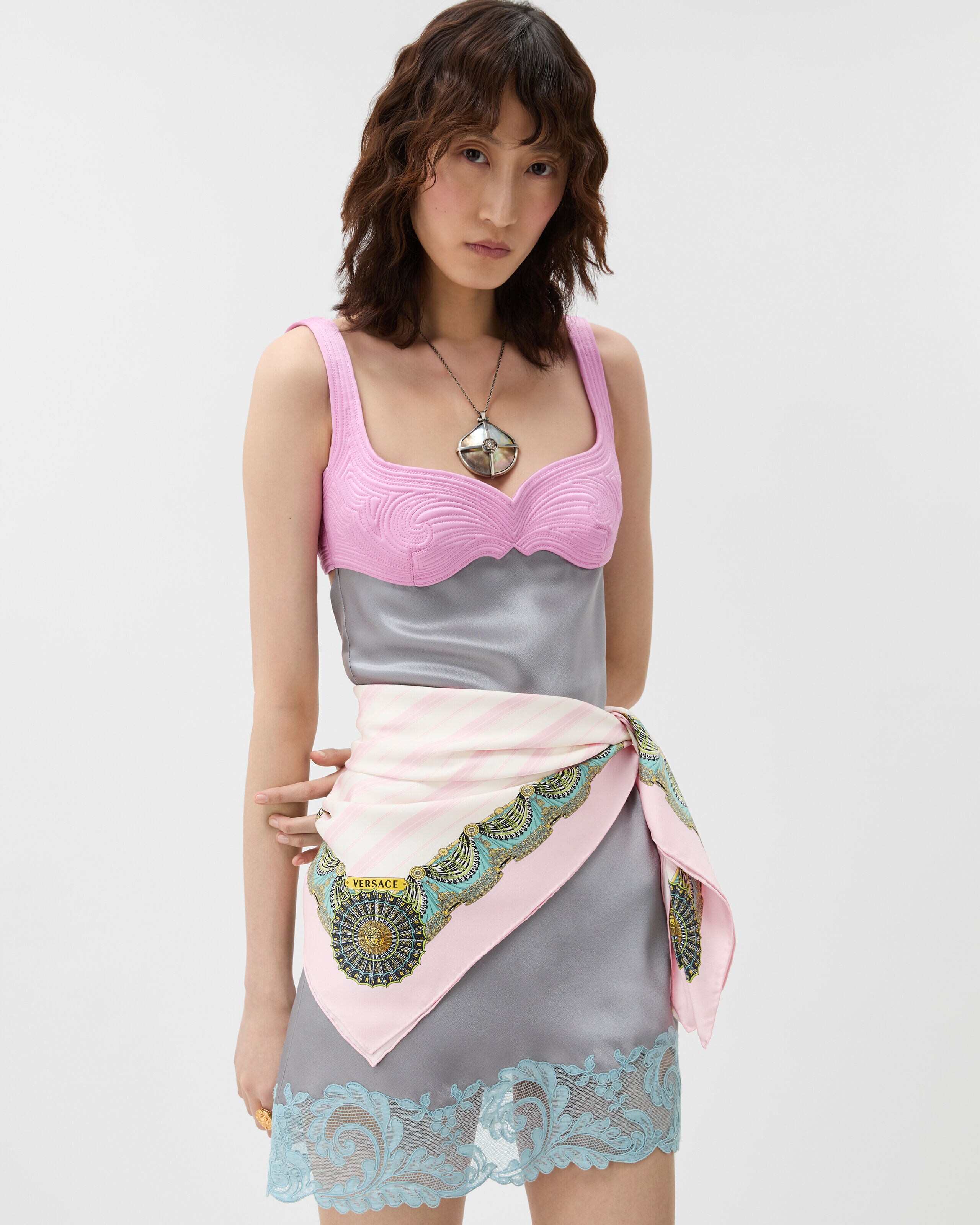 プリント シルク ツイル スカーフ 90 cm ピンク | VERSACE JP