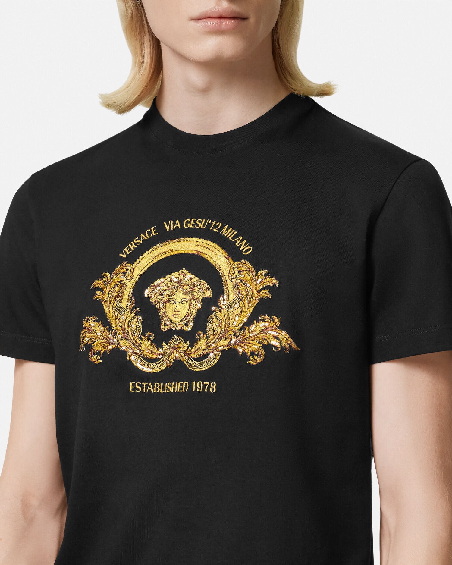 刺繍入り クーペ ブラゾン Tシャツ ブラック | VERSACE JP
