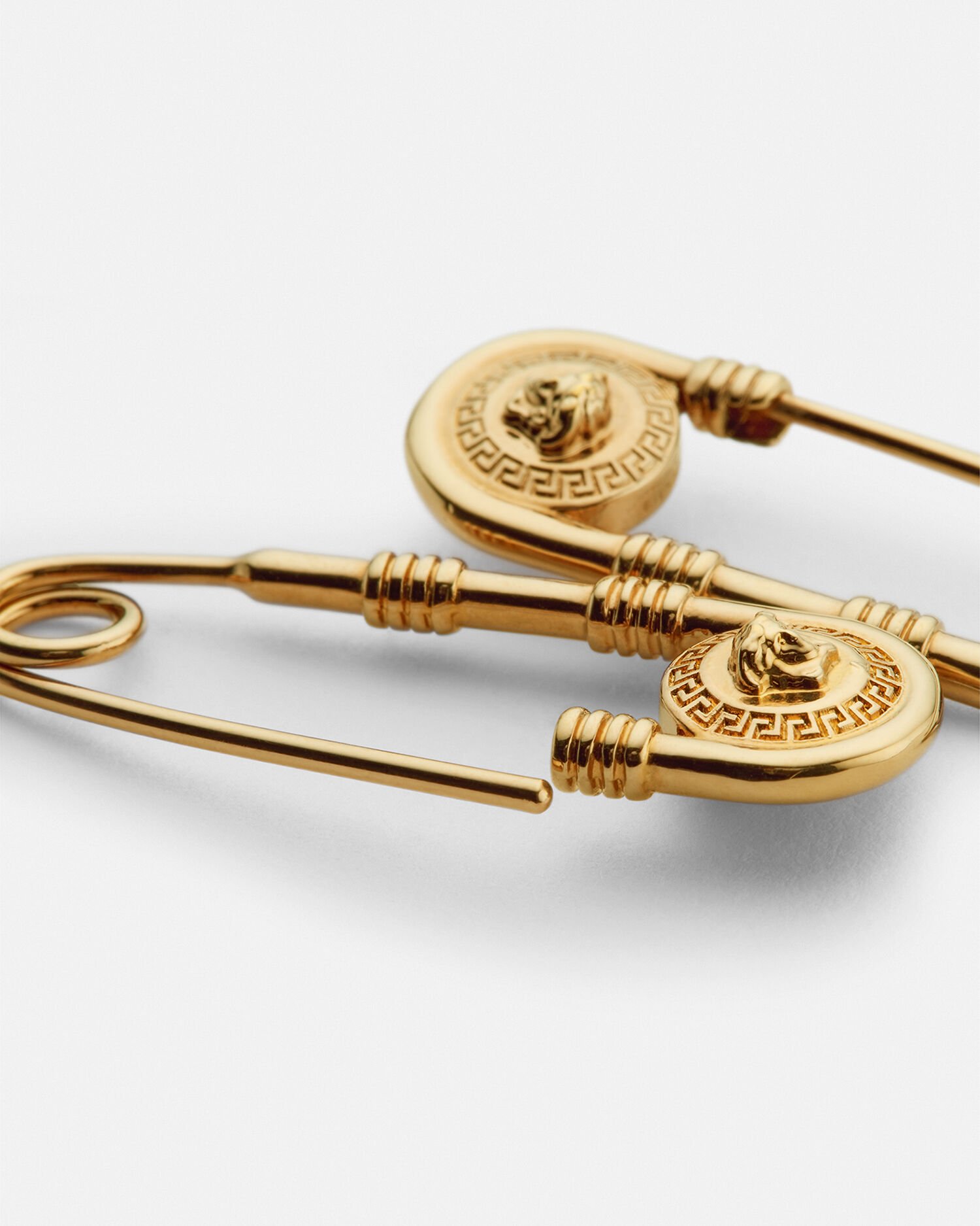VERSACE ゴールド安全ピン型ピアス セーフティー ピン イヤリング ゴールド | VERSACE JP