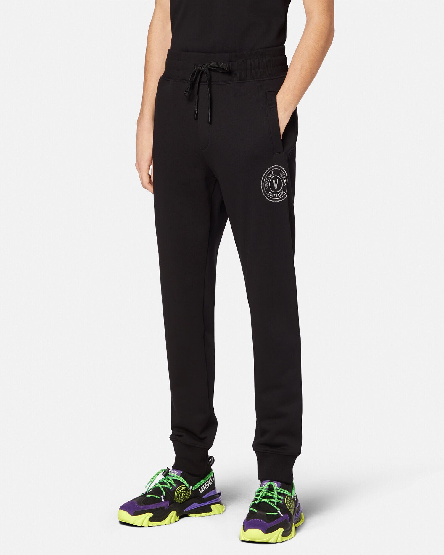 レターV エンブレム スウェットパンツ ブラック | VERSACE JP