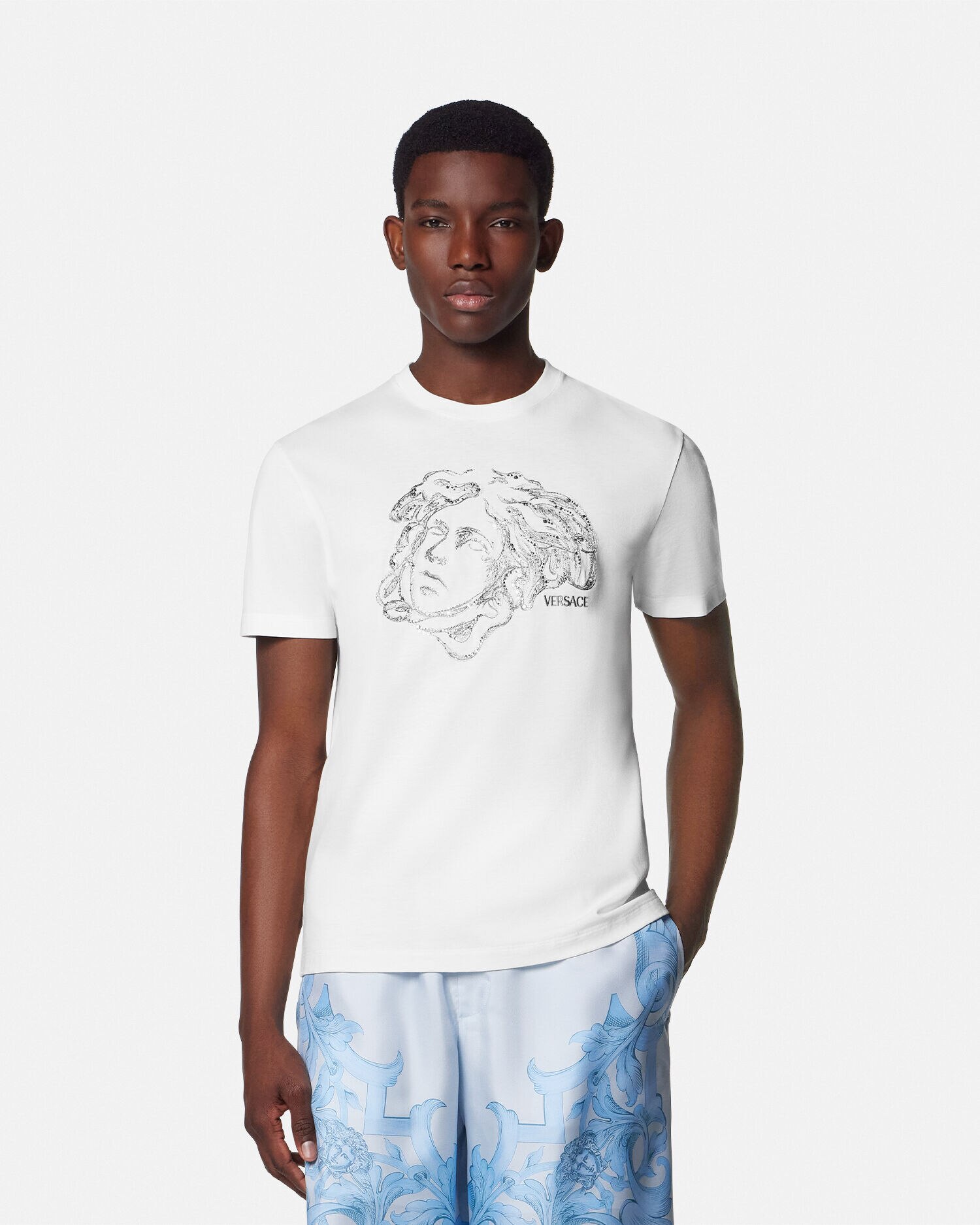 【VERSACE】メデューサ スタディ クリスタル刺繍 Tシャツ 半袖 クリスタル刺繍入り Tシャツ 刺繍 メドゥーサ スタディ | VERSACE JP