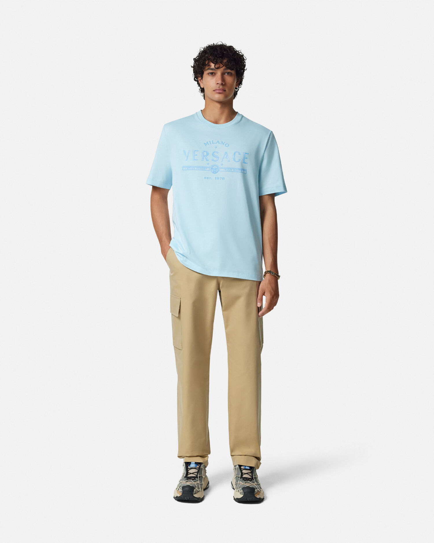 国内発☆送関込【VERSACE】ネバーフォゲット ヴェルサーチェロゴ Tシャツ ネバー フォゲット ヴェルサーチェ ロゴ | VERSACE JP