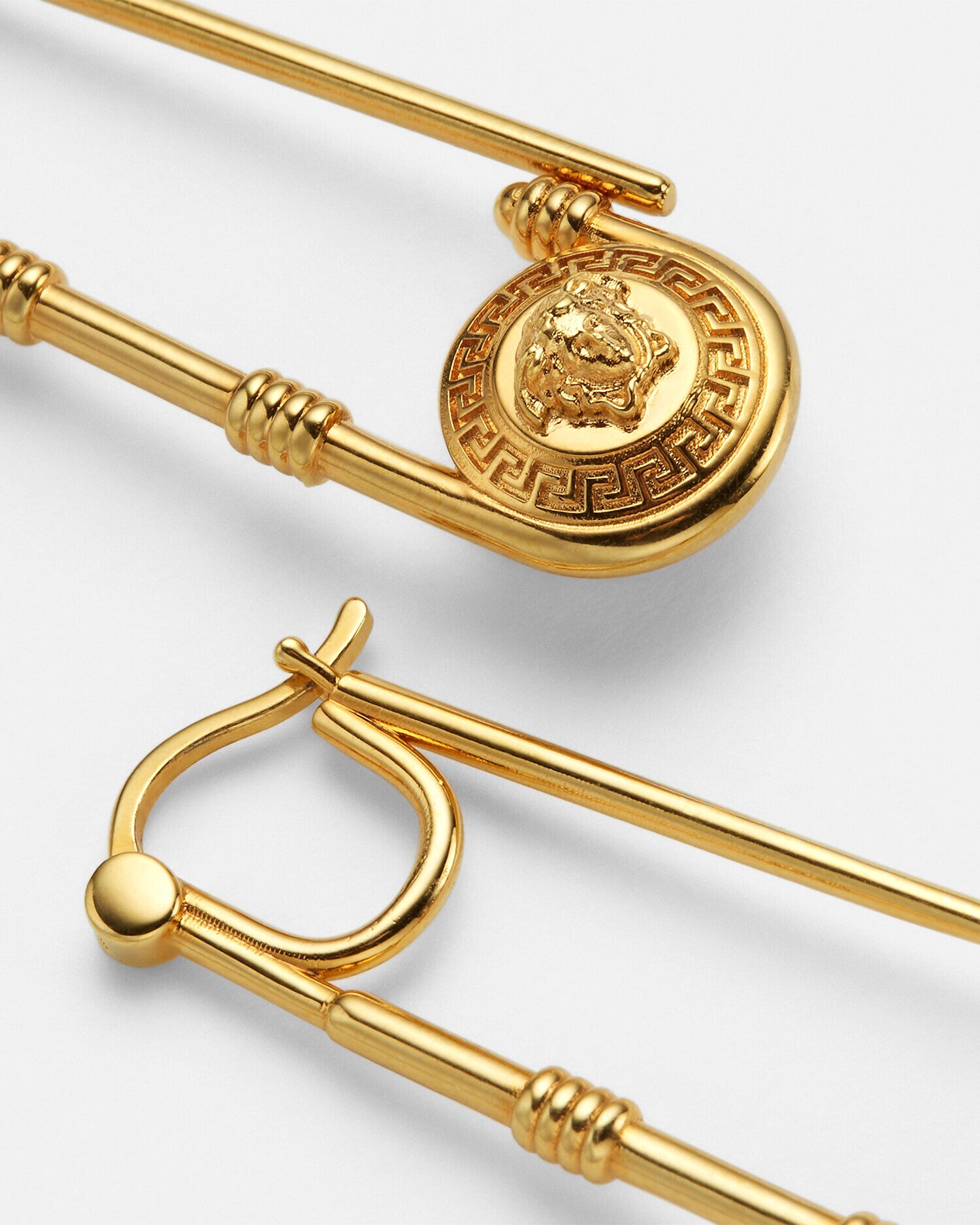 ★VERSACE★ヴェルサーチ セーフティーピン ドロップ ピアス Safety Pin Earrings Gold | VERSACE US