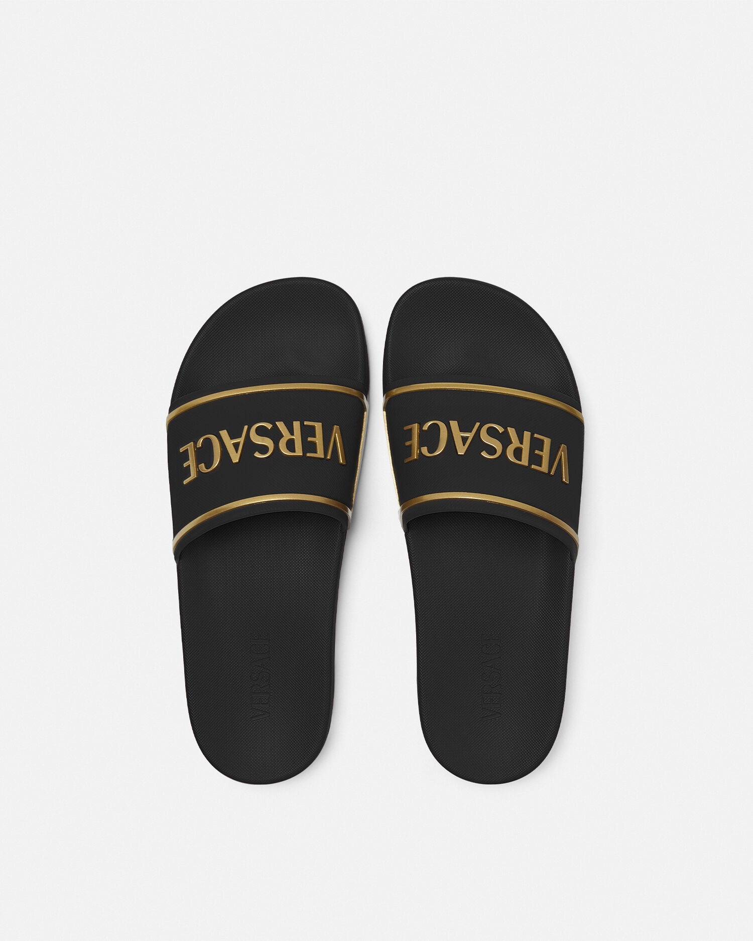 【VERSACE】ロゴ ラウンドトゥ フラット ラバースライドサンダル ロゴ スライダーサンダル | VERSACE JP