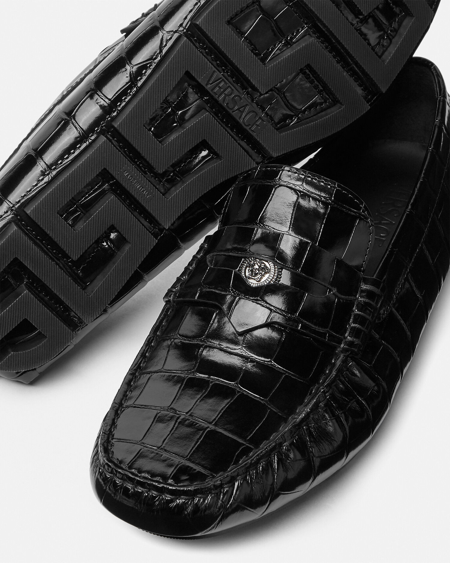 メドゥーサ クロコ型押しレザー ドライバー シューズ ブラック | VERSACE JP