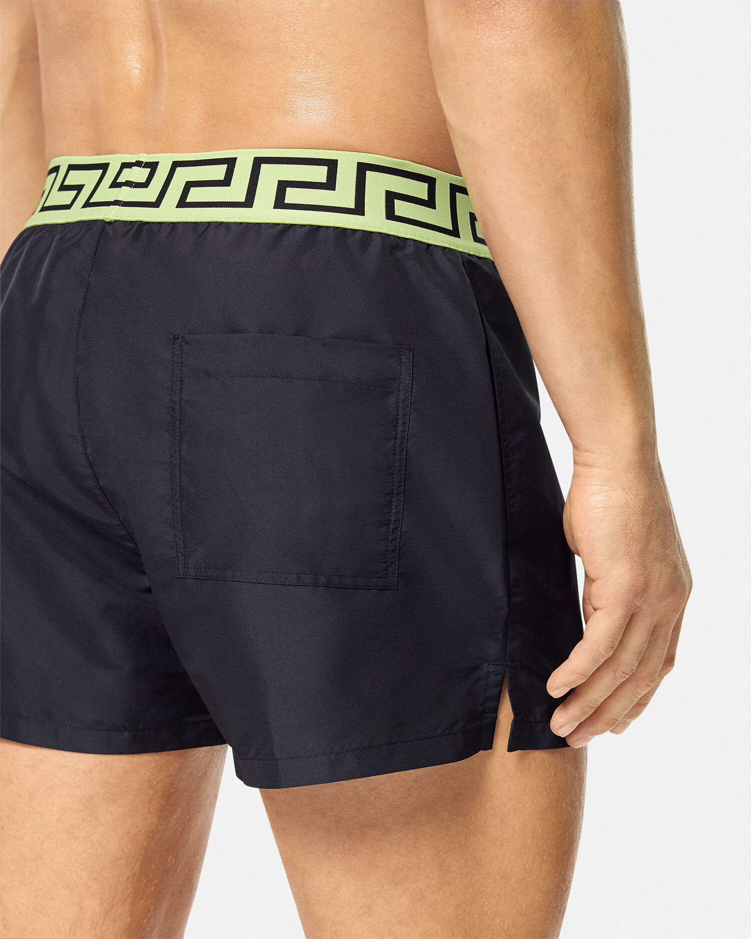グレカ ボーダー スイム ショートパンツ ブラック | VERSACE JP
