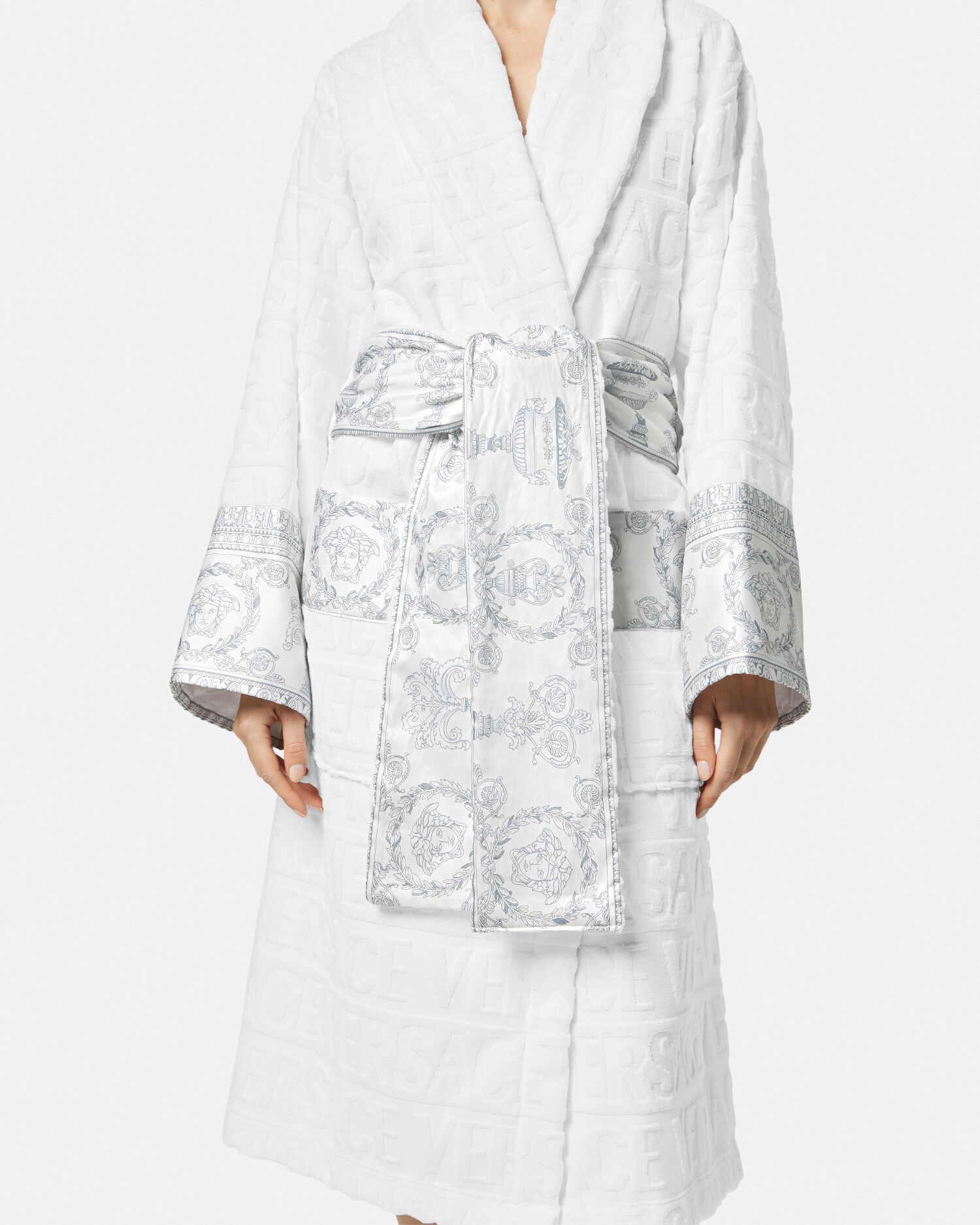 【関税込み】Versace ホワイト＆イエロー Baroque ヨガマット I ♡ Baroque Double-Face Comforter Print | VERSACE US