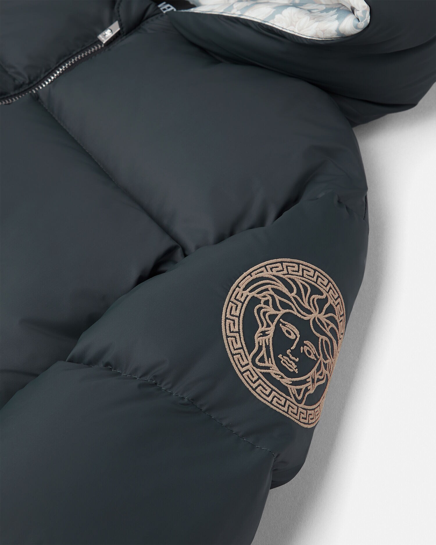 キッズ 刺繍入り ナイロン パデット ジャケット グレー | VERSACE JP
