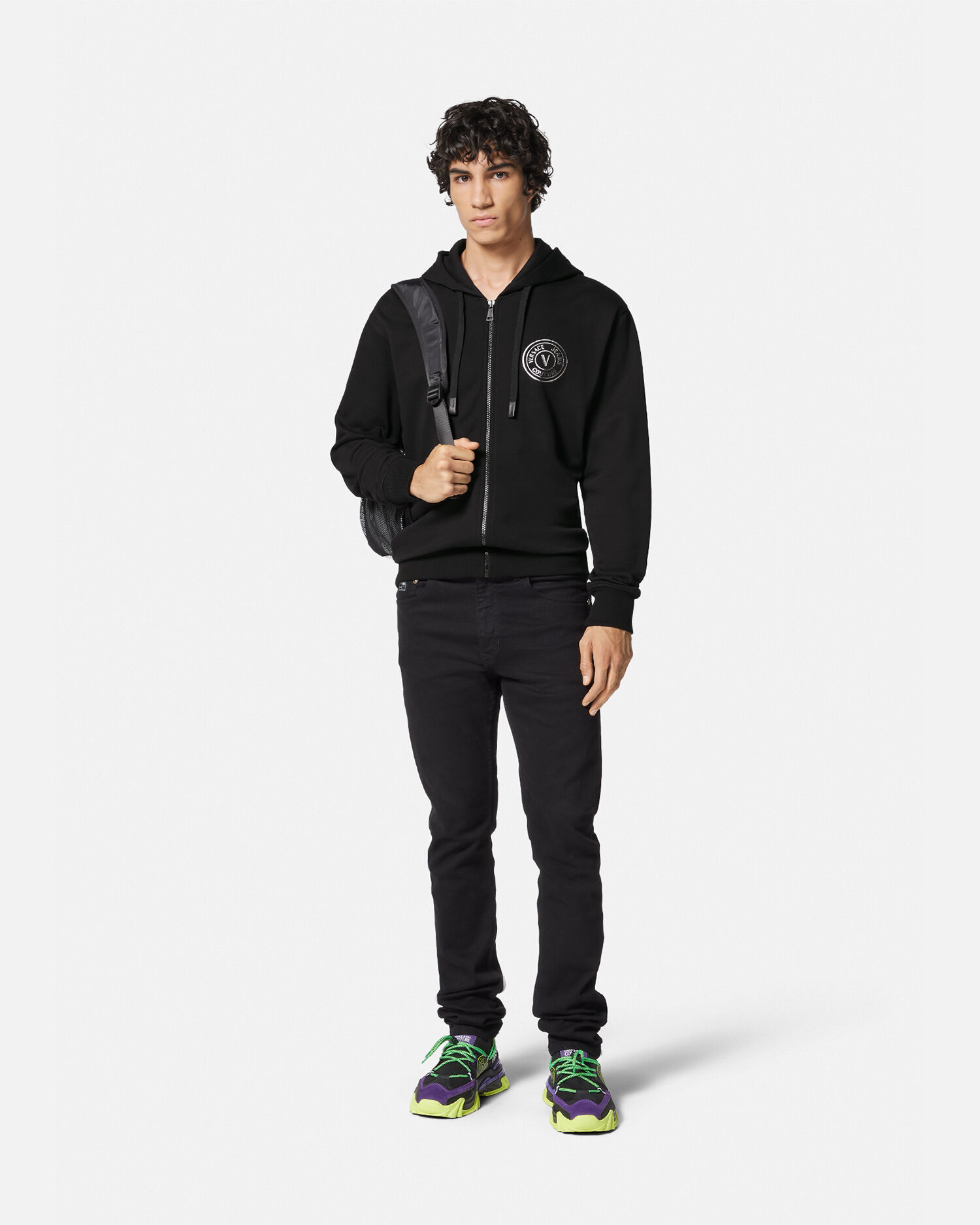 ★VERSACE★ V エンブレム ジッパー フーディ 関税送料込* レターV エンブレム ジッパー フーディ ブラック | VERSACE JP